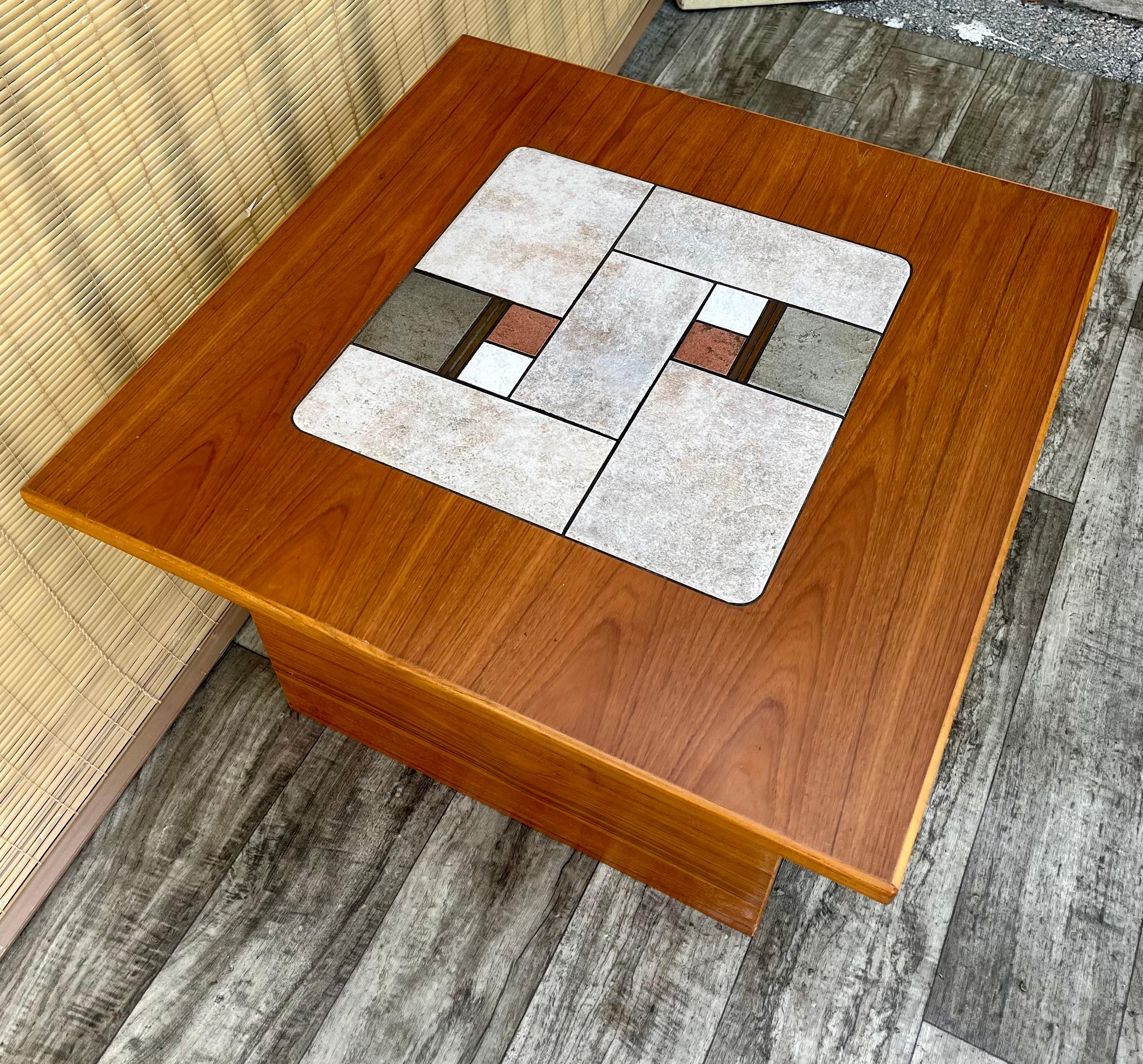 Placage Table d'appoint danoise moderne du milieu du siècle à plateau en tuiles. Circa 1970 en vente