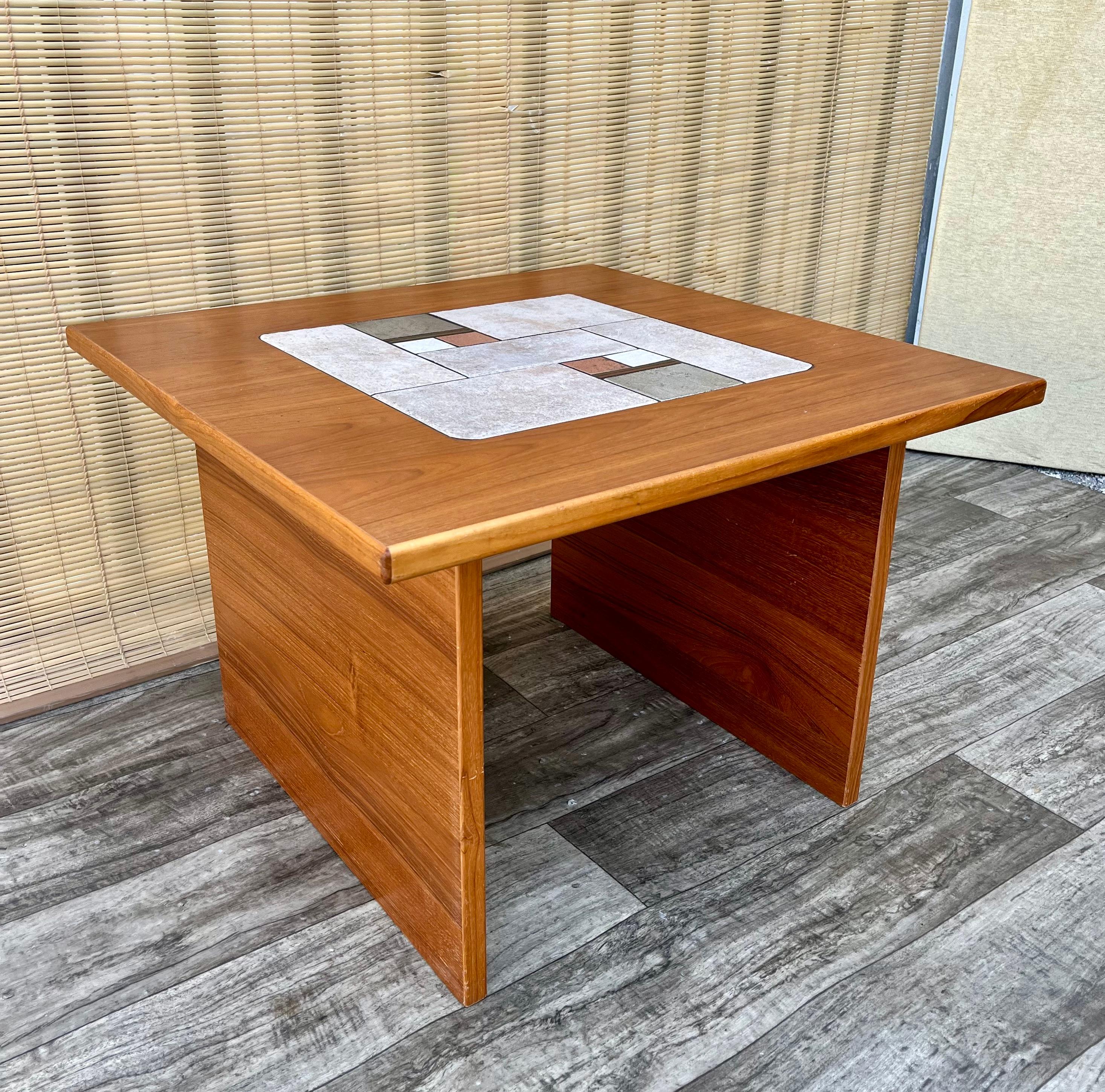 Table d'appoint danoise moderne du milieu du siècle à plateau en tuiles. Circa 1970 Bon état - En vente à Miami, FL