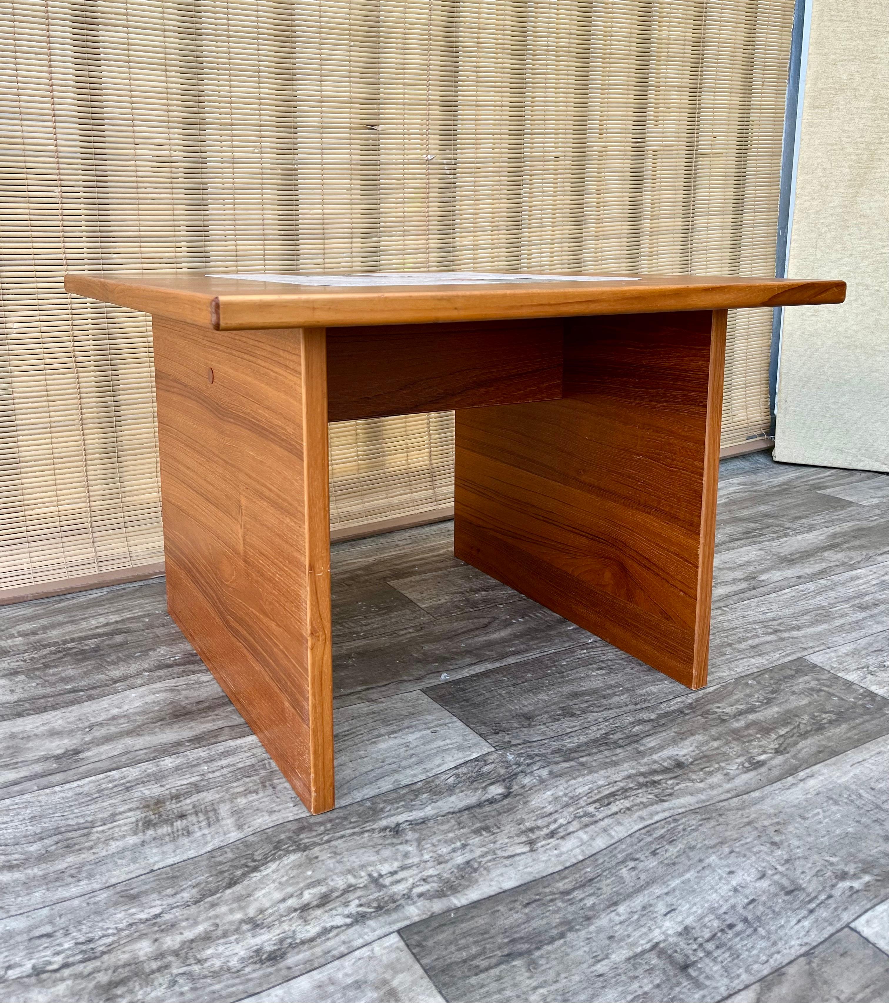 Fin du 20e siècle Table d'appoint danoise moderne du milieu du siècle à plateau en tuiles. Circa 1970 en vente