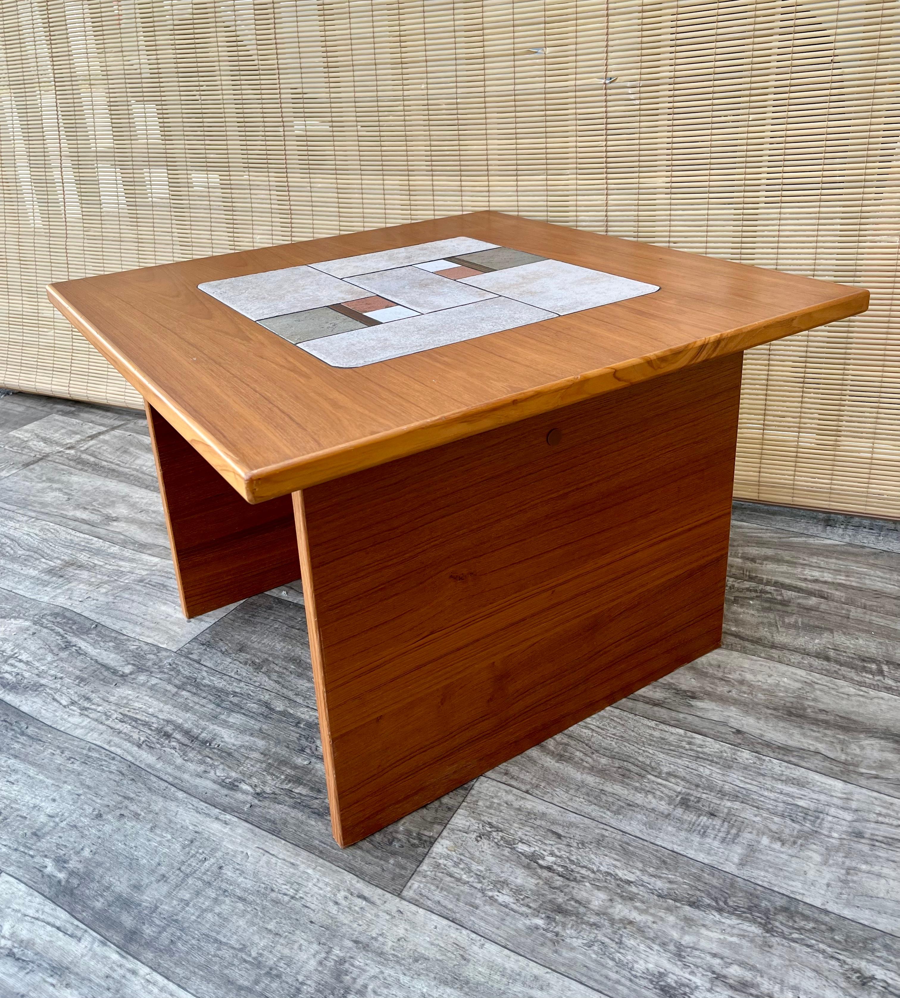 Céramique Table d'appoint danoise moderne du milieu du siècle à plateau en tuiles. Circa 1970 en vente