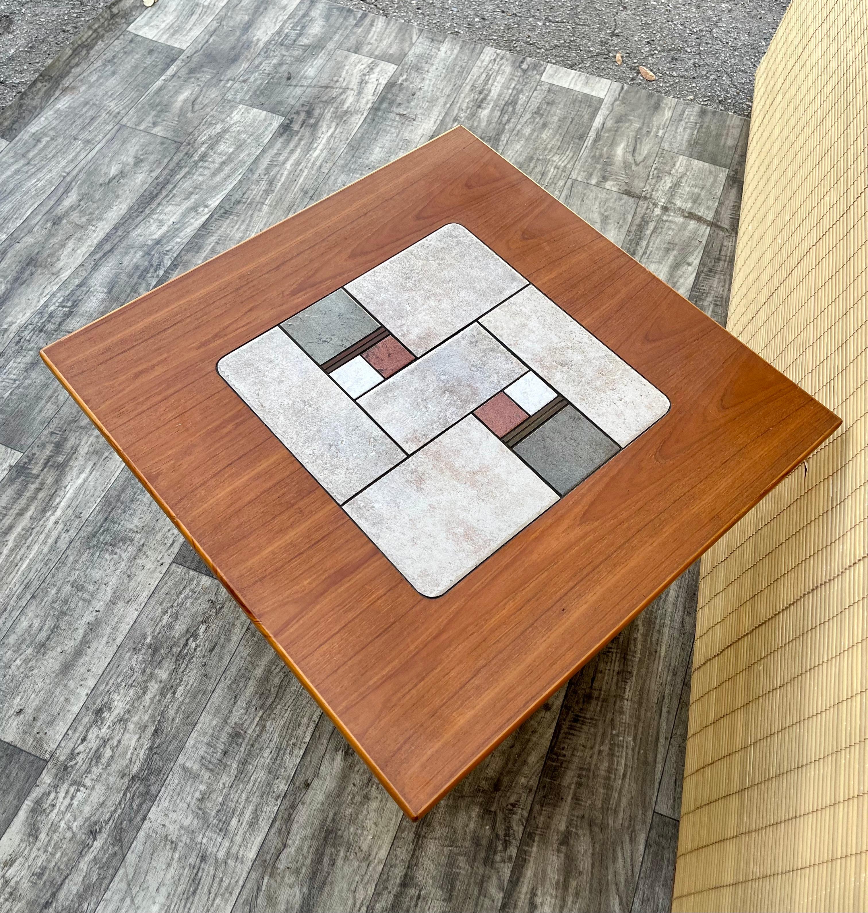 Table d'appoint danoise moderne du milieu du siècle à plateau en tuiles. Circa 1970 en vente 1