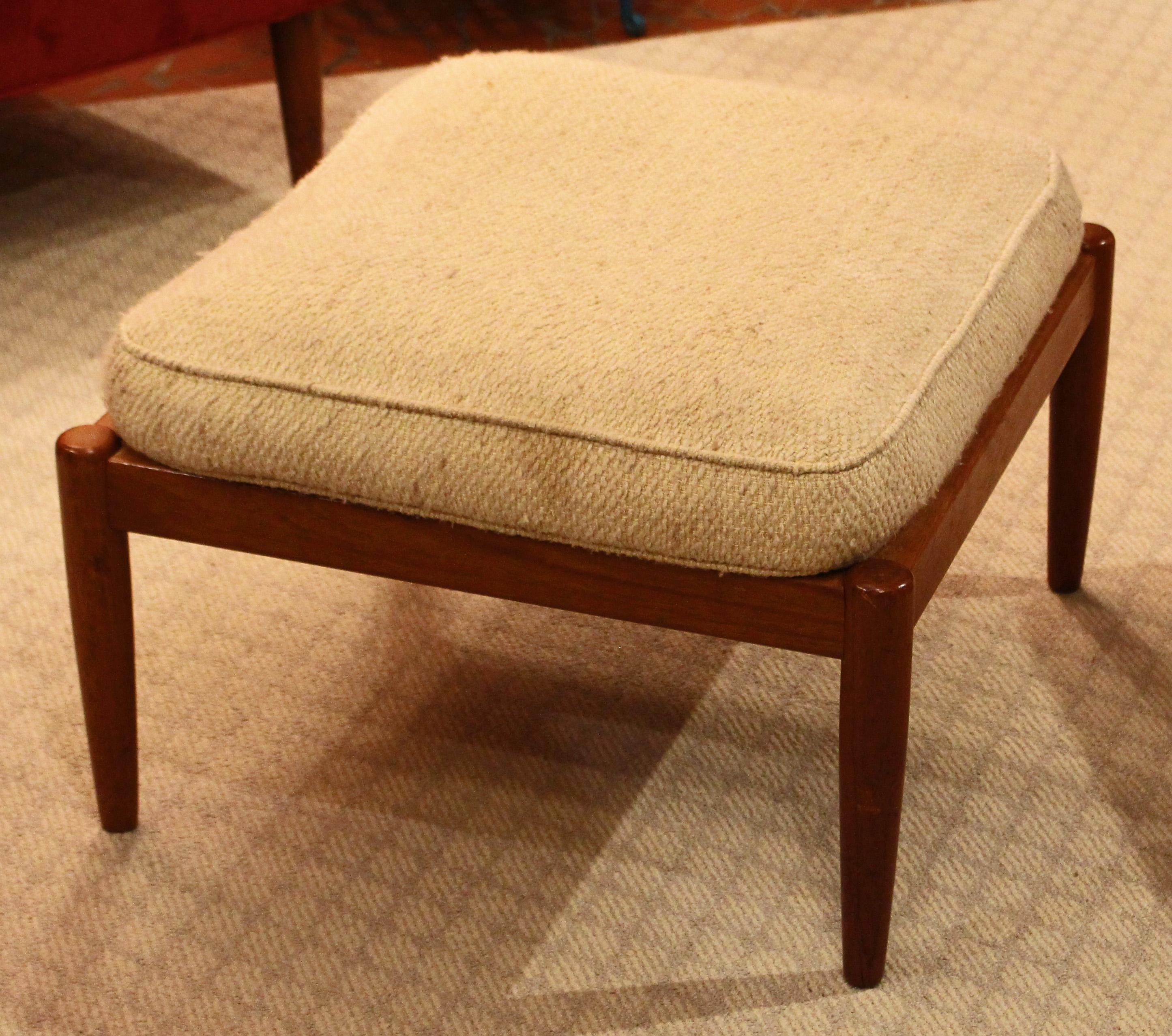 Fine Danish ottoman by DUX in original strapping with cushion. Mid-Century Modern, c.1960, teak. 22.75