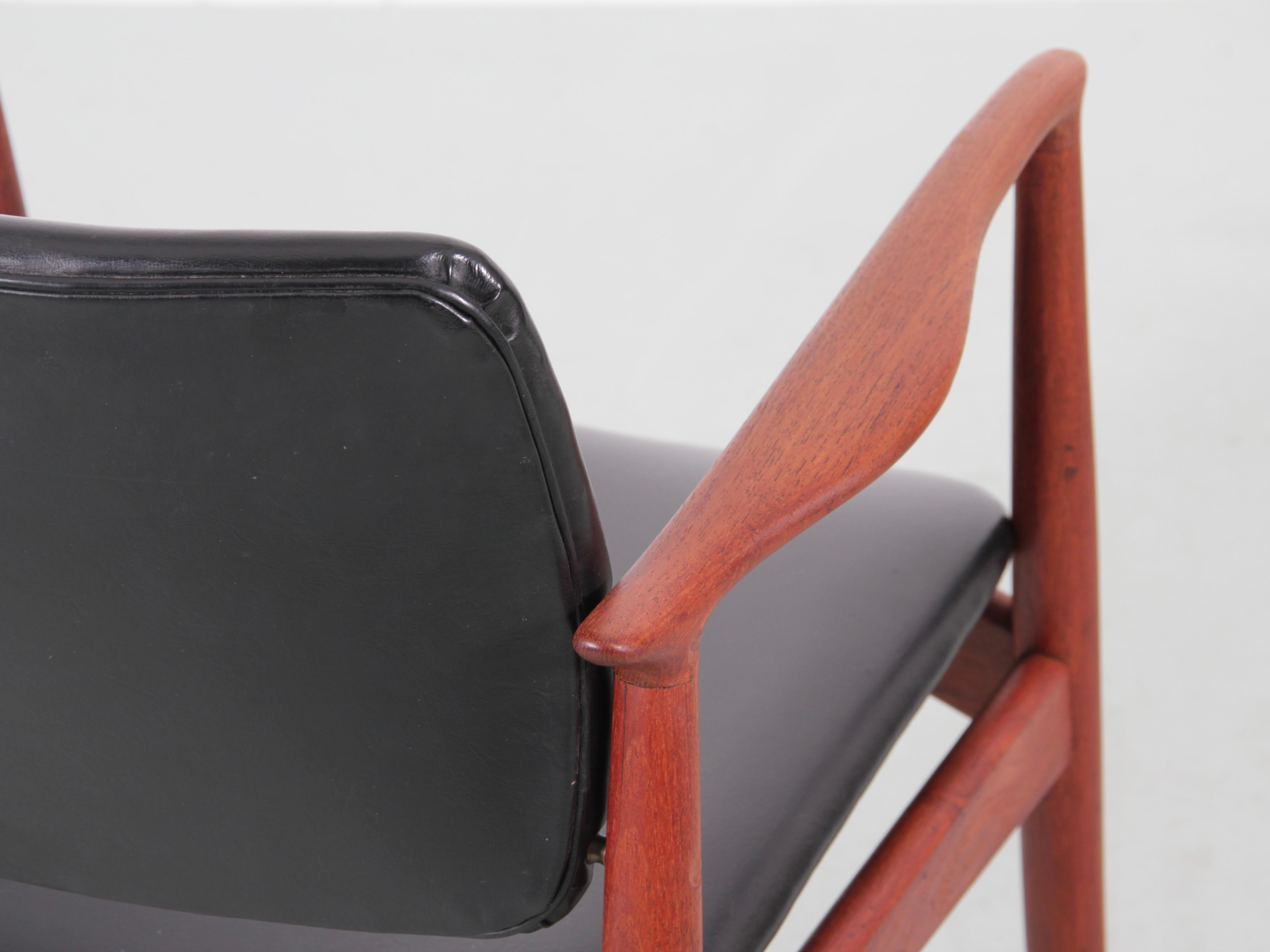 Dänischer Sessel aus der Mitte des Jahrhunderts in Teakholz Model No. 66 von Erik Buck im Angebot 11