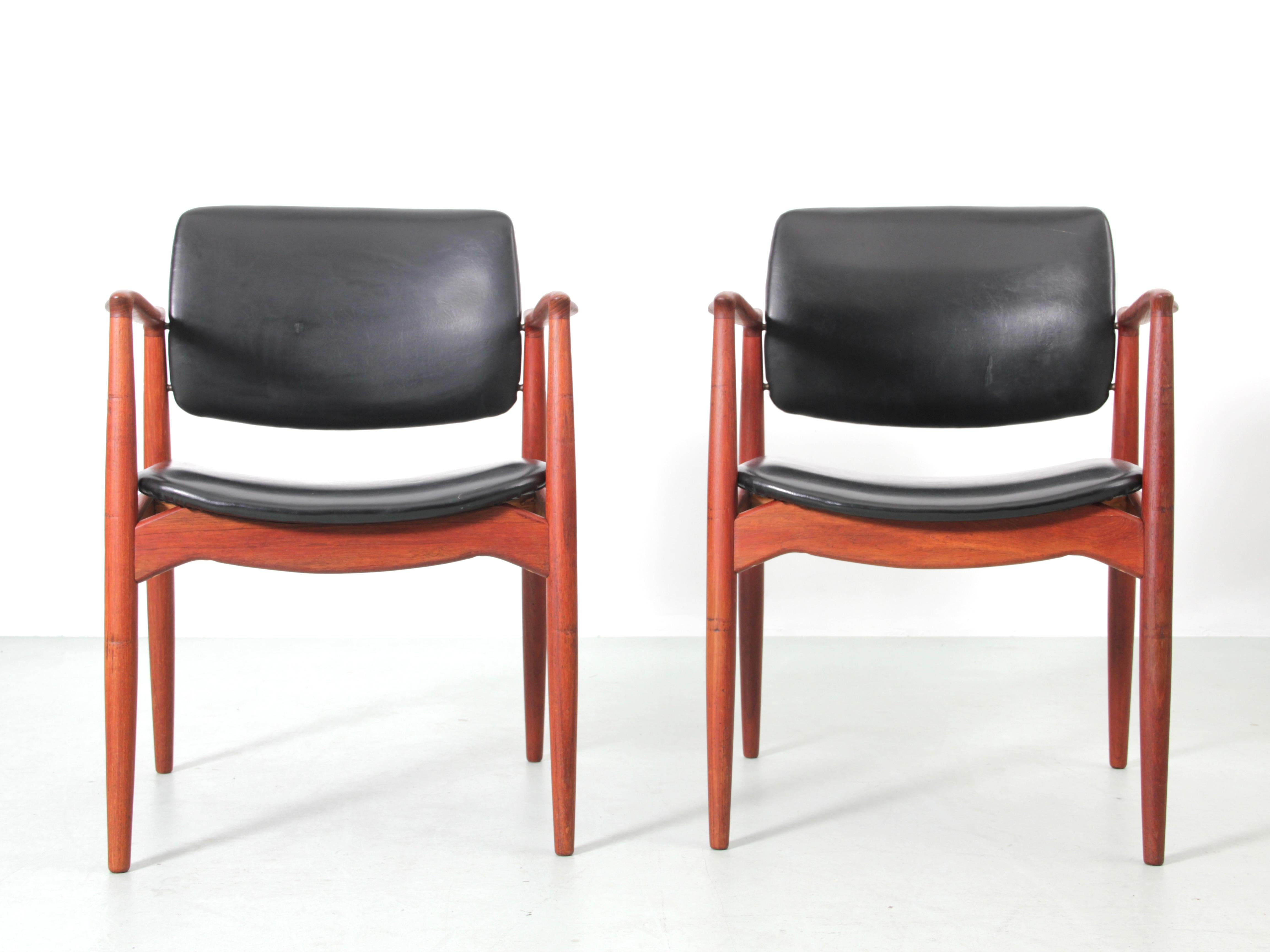 Mid-Century Modernes dänisches Sesselpaar in Teakholz Modell Captain 66 von Erik Buck. Originaleinband aus Kunstleder. Vom Design Museum Danmark unter der Nummer RP17808 referenziert. Preis für das Paar

H 78 cm, B 62 cm, T 52 cm, H Sitz 45 cm
