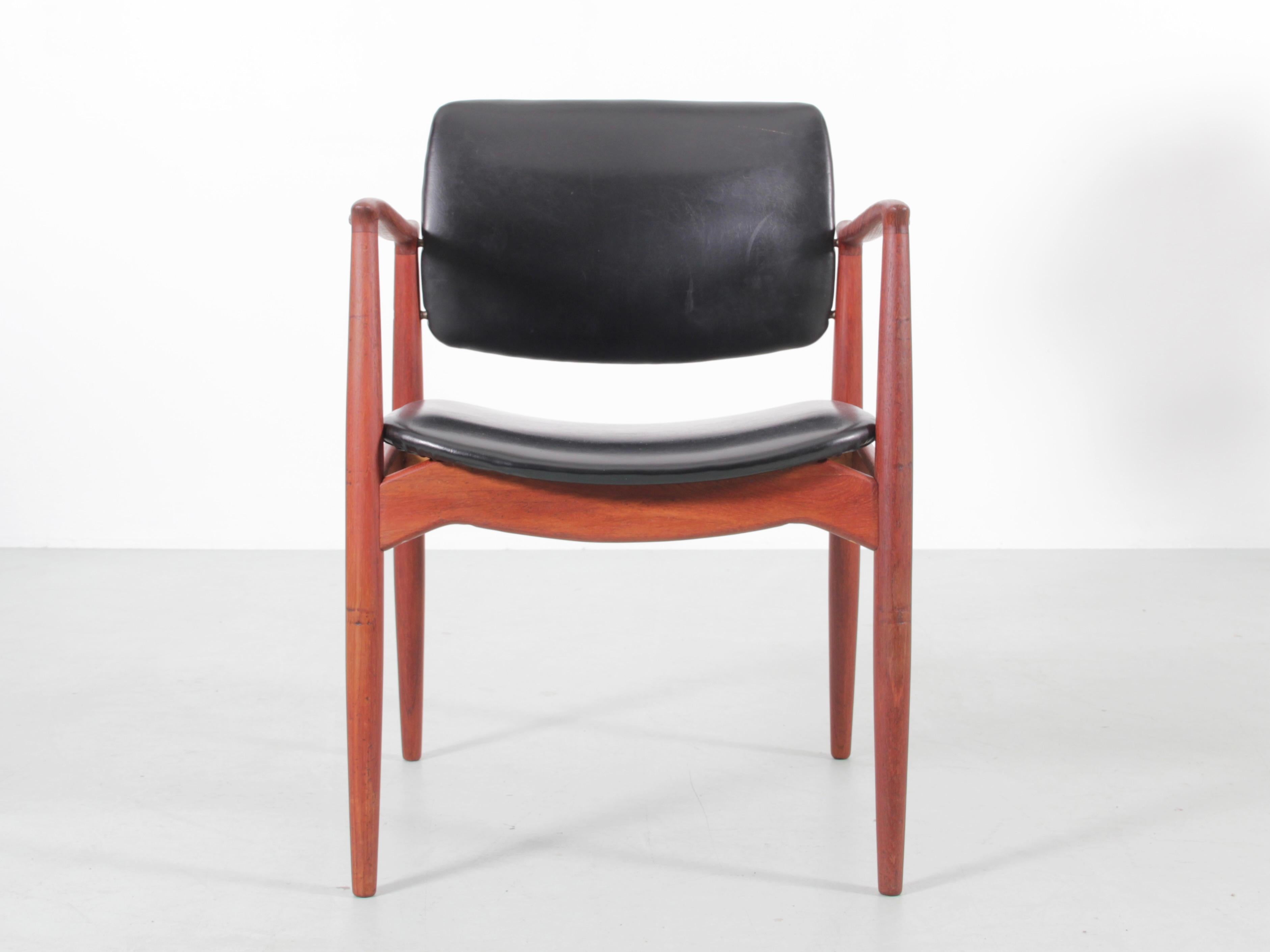 Dänischer Sessel aus der Mitte des Jahrhunderts in Teakholz Model No. 66 von Erik Buck (Mitte des 20. Jahrhunderts) im Angebot