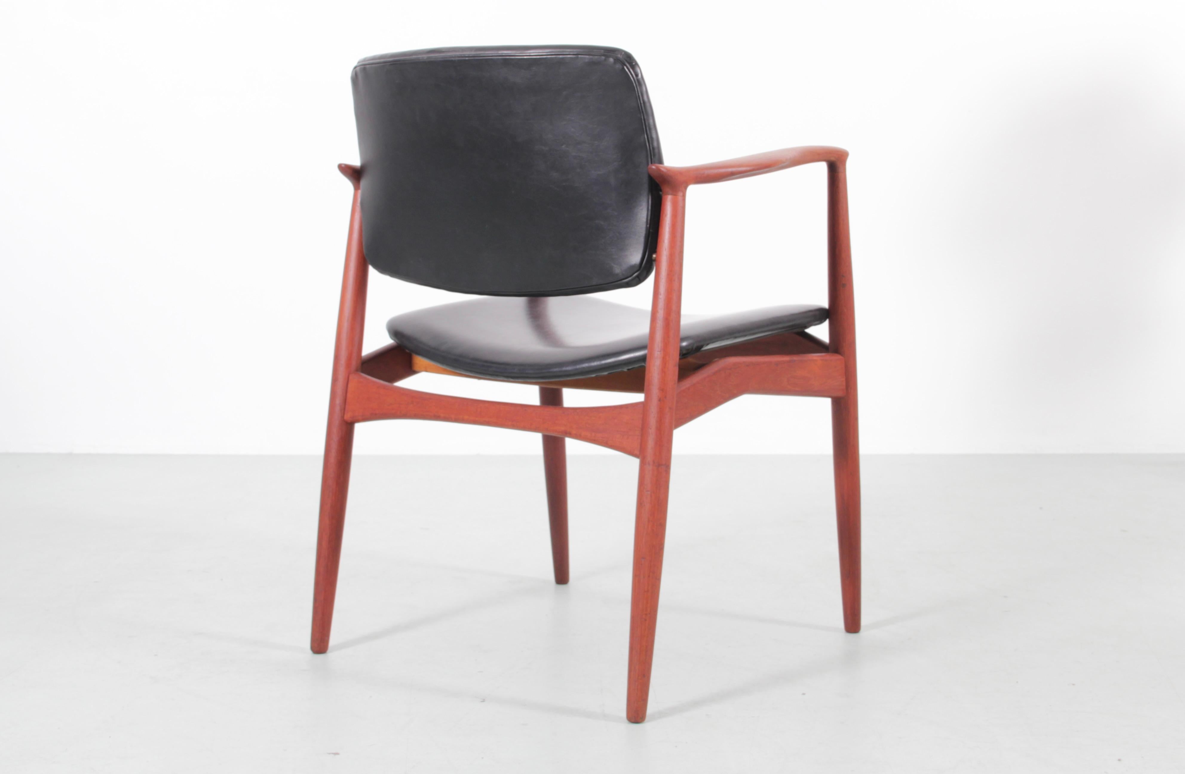Dänischer Sessel aus der Mitte des Jahrhunderts in Teakholz Model No. 66 von Erik Buck im Angebot 1