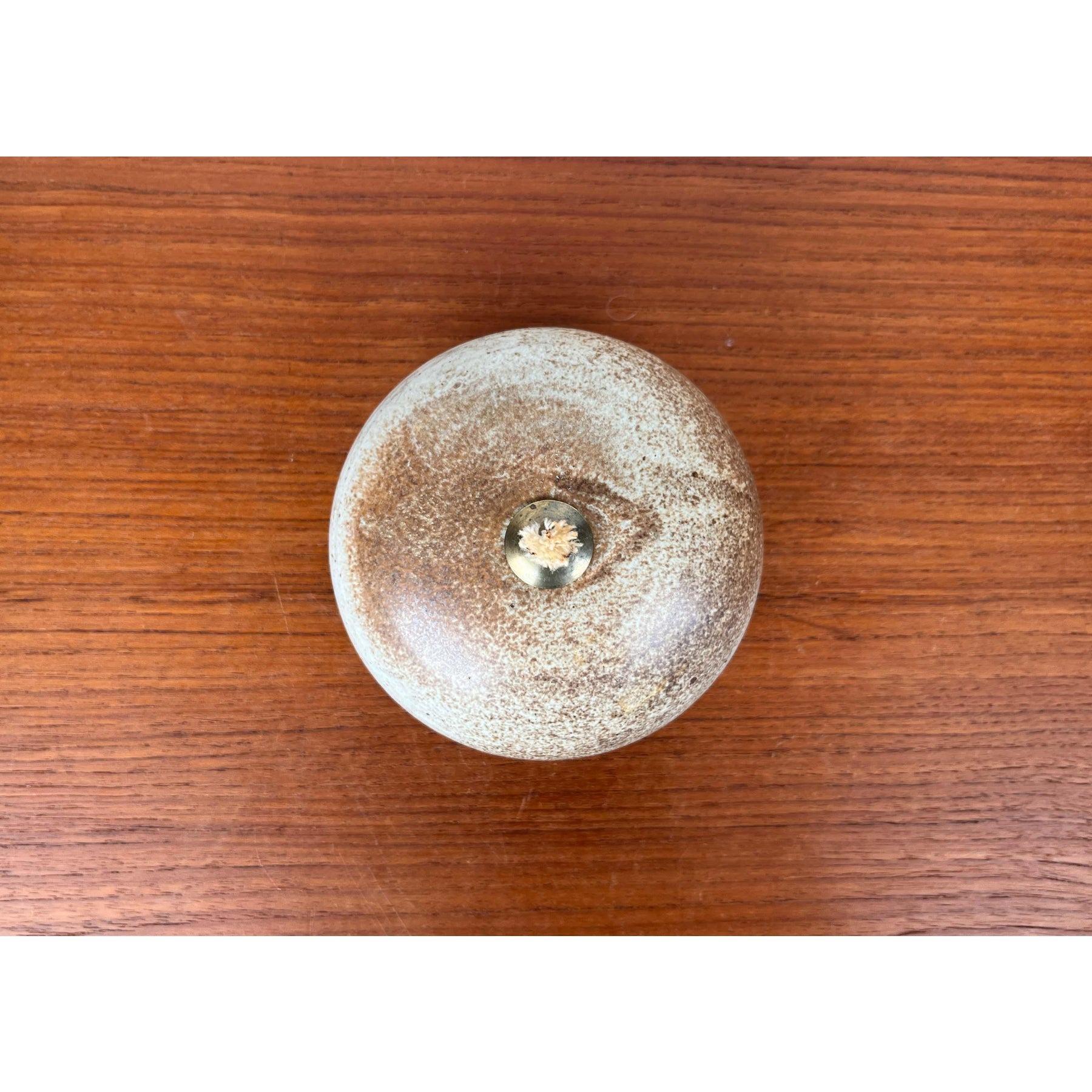 Lámpara de aceite de Studio Pottery danesa moderna de mediados de siglo de Aage Würtz, década de 1960, en muy buen estado. Diseñado de 1960 a 1969 Esta pieza tiene una marca de atribución. 

Hasta 250 V (norma Europa/Reino Unido).El cableado de este