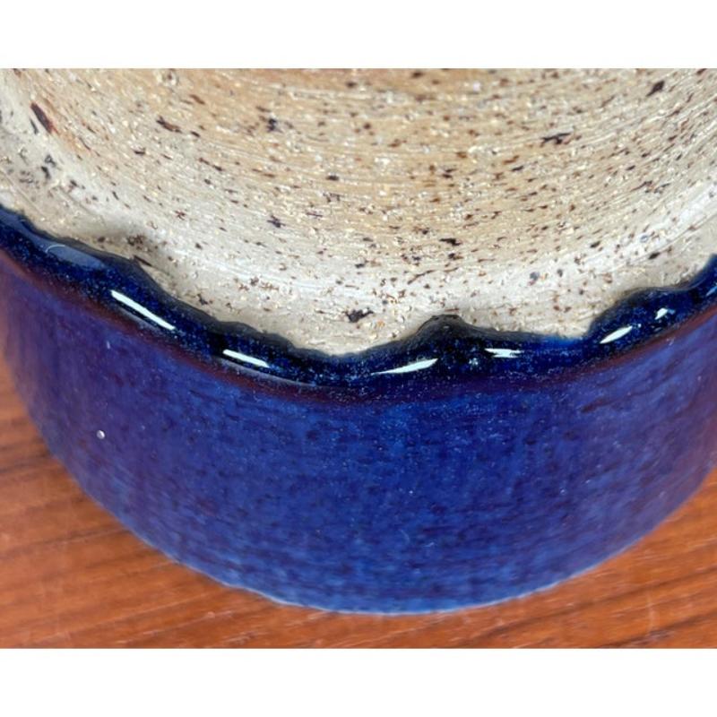 Jarrón danés moderno de mediados de siglo de Studio Pottery de Johannes Andersen Keramik, años 60, en muy buen estado. Diseñado de 1960 a 1969 Esta pieza tiene una marca de atribución,
Existen pruebas oficiales de autenticidad, como catálogos