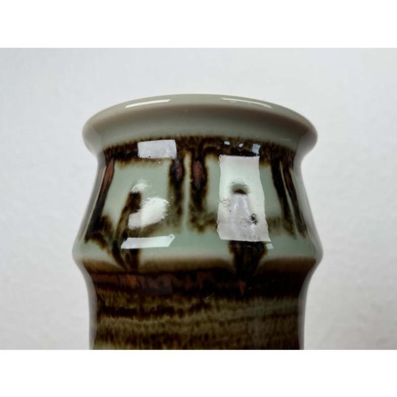 Mid-Century Modern Danish Studio Pottery Vase von Svend Aage Jensen für Søholm, 1960er Jahre, in sehr gutem Zustand. Entworfen 1960 bis 1969. Dieses Stück ist mit einem Zuordnungszeichen versehen.

Zusätzliche Informationen:
MATERIALIEN: