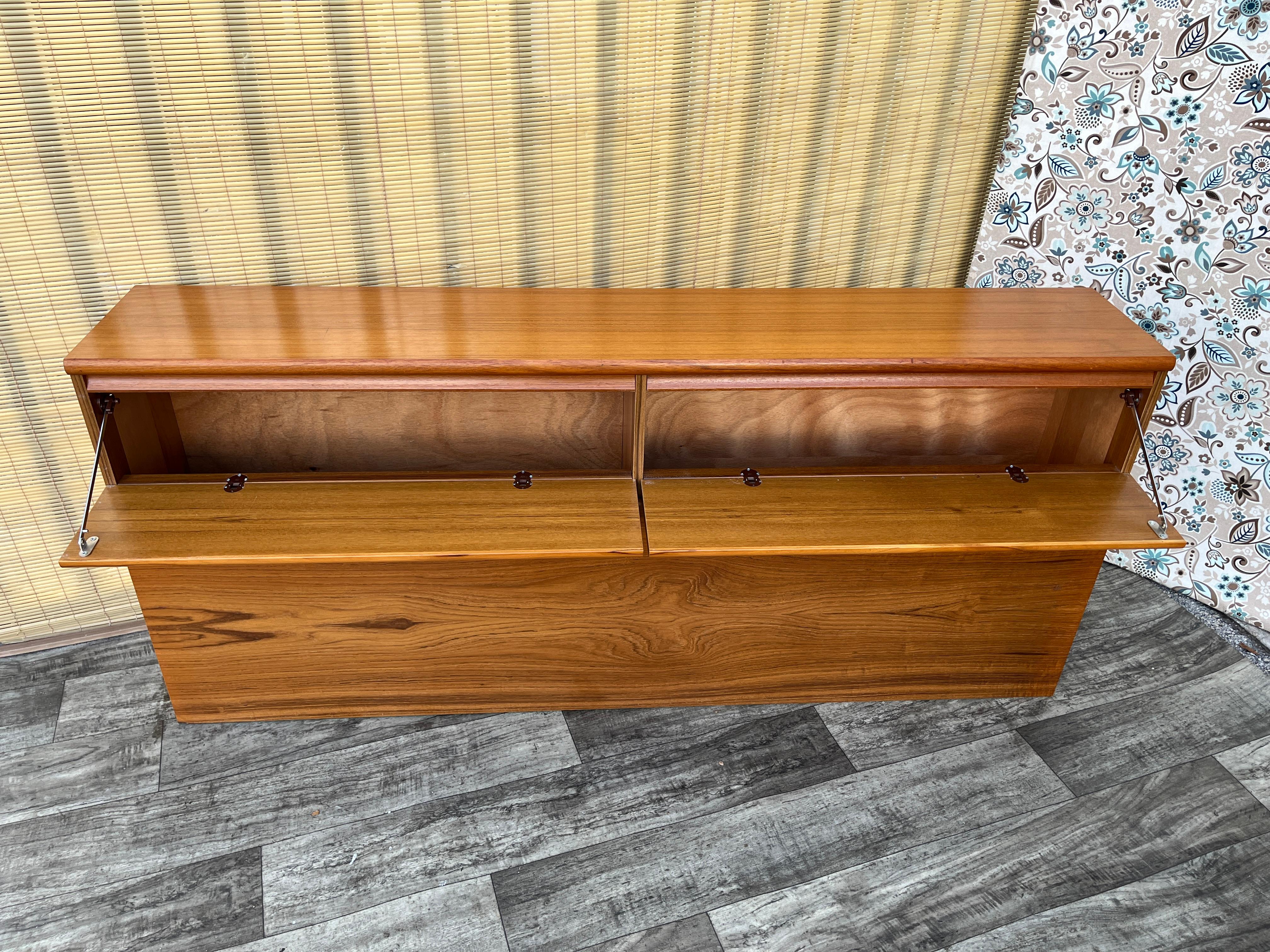 Mid Century Modern Danish Queen Size Headboard With Storage. Circa 1970s in vendita 3