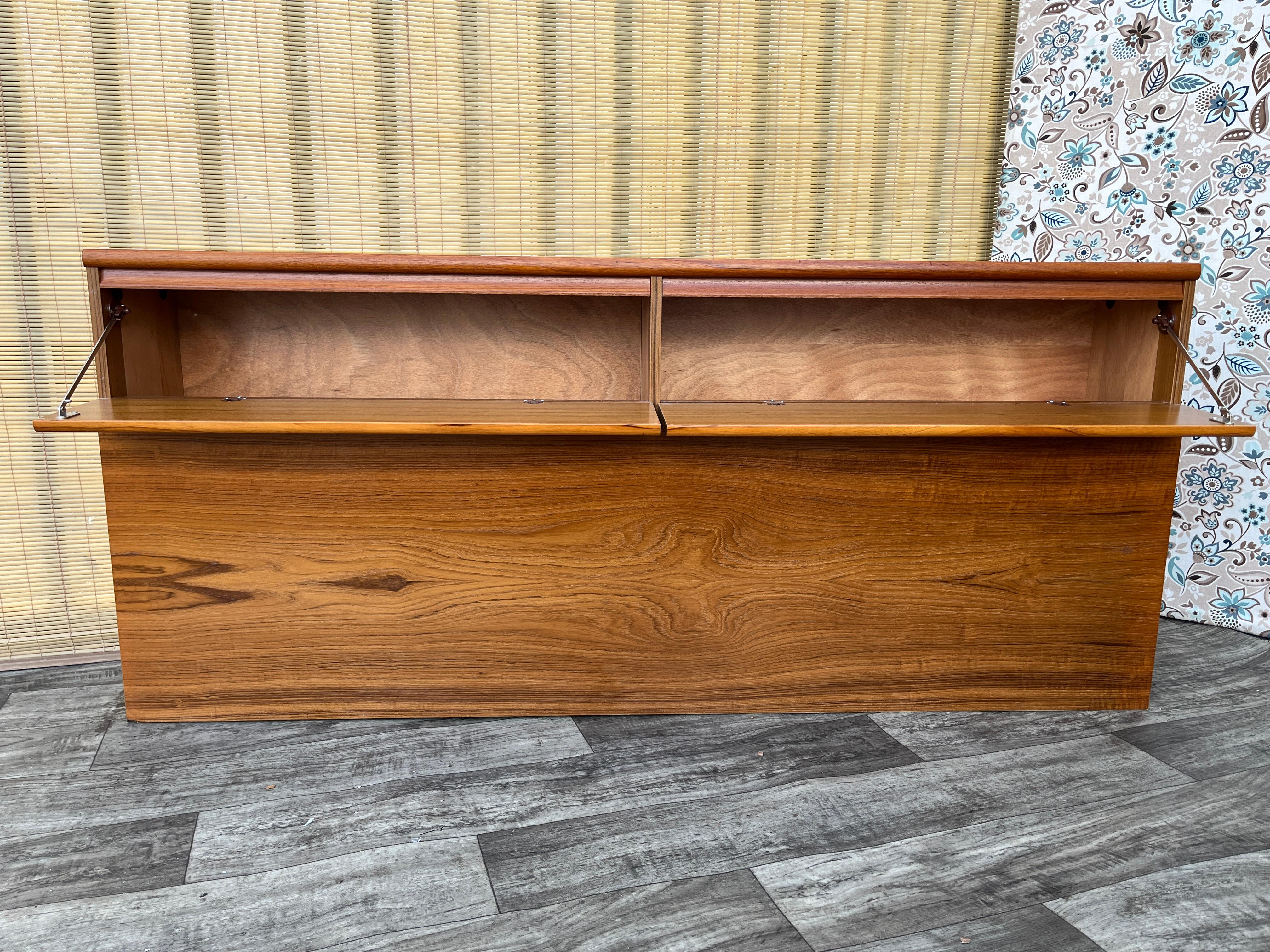 Mid Century Modern Danish Queen Size Headboard With Storage. Circa 1970s in vendita 4