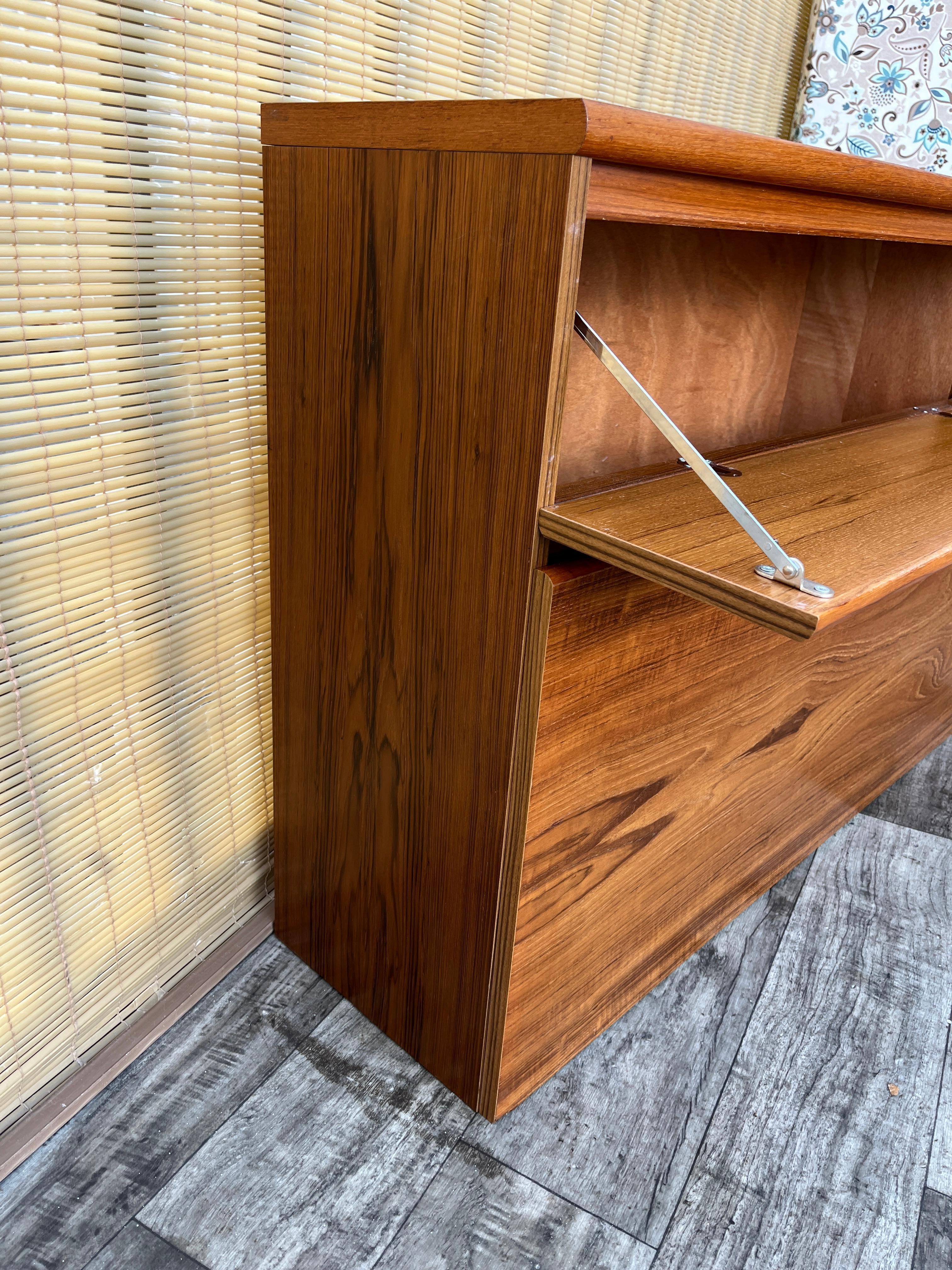 Mid Century Modern Danish Queen Size Headboard With Storage. Circa 1970s in vendita 5