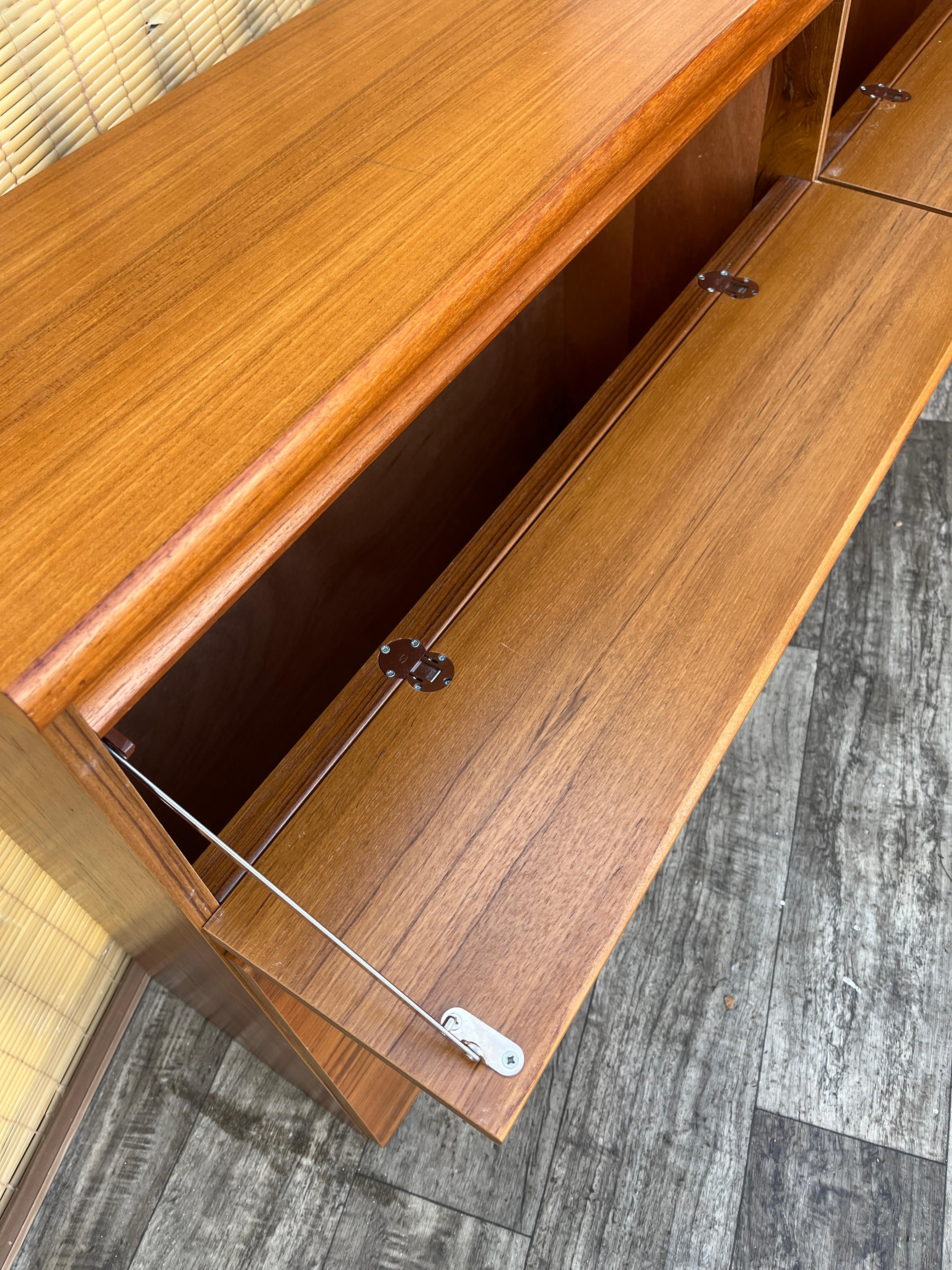 Mid Century Modern Danish Queen Size Headboard With Storage. Circa 1970s in vendita 6