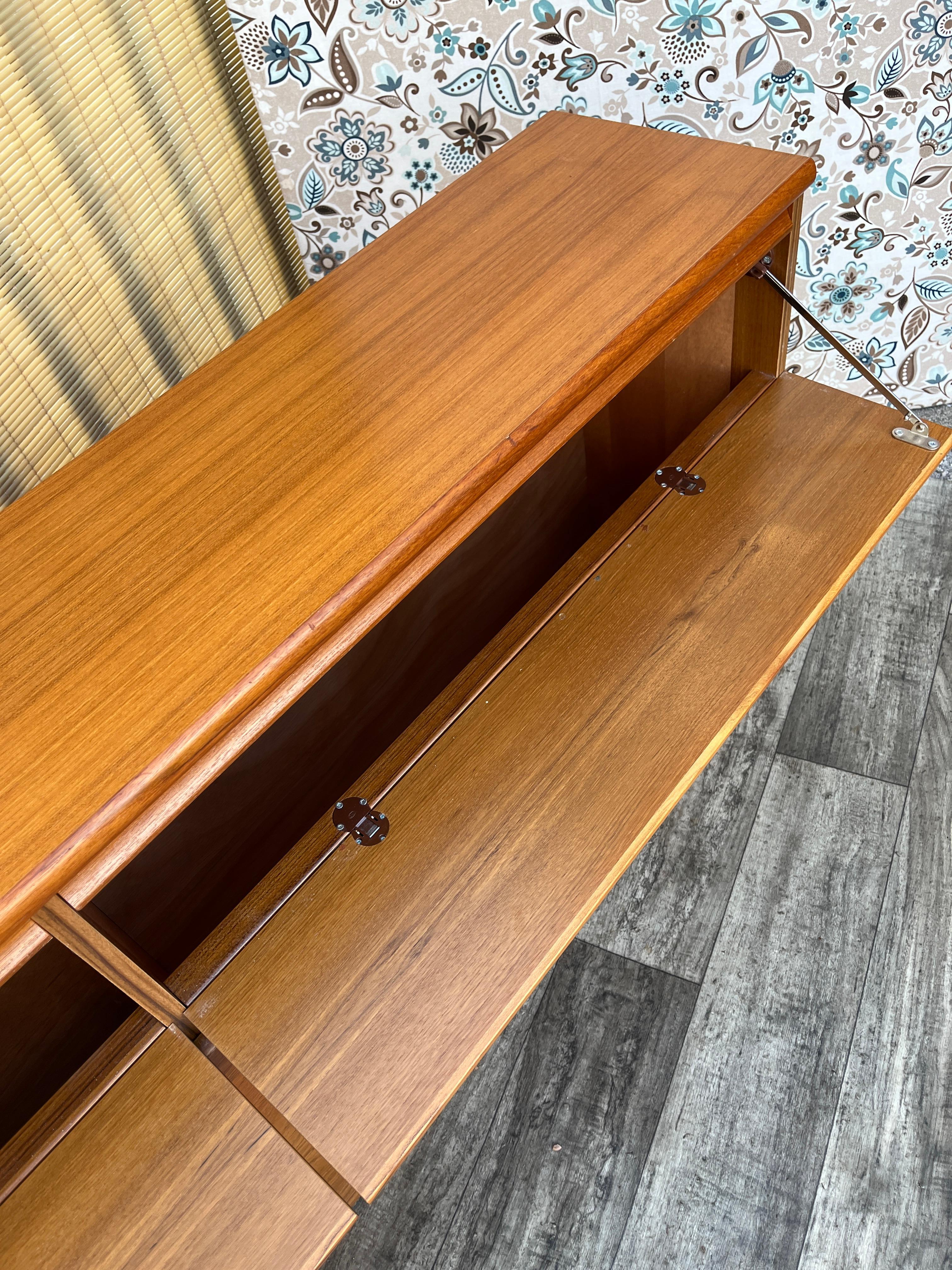 Mid Century Modern Danish Queen Size Headboard With Storage. Circa 1970s in vendita 7