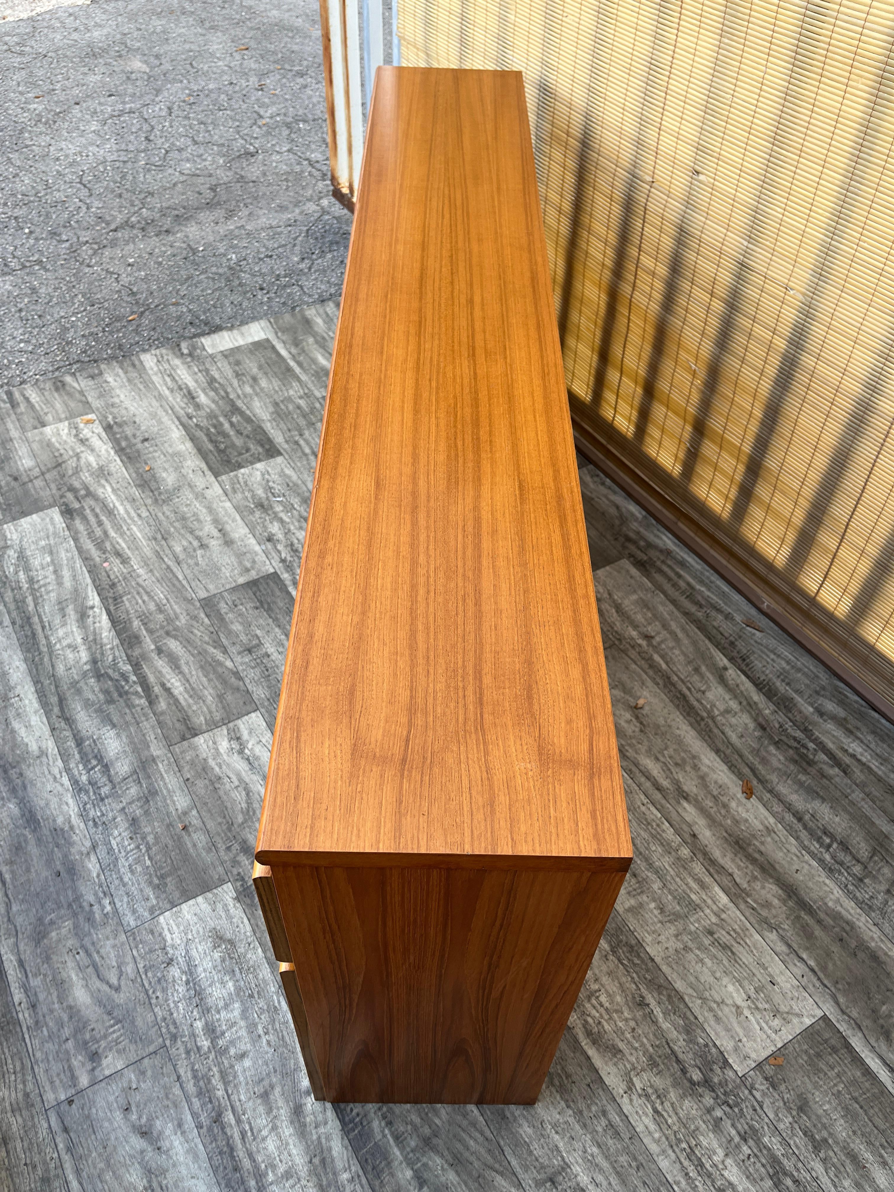 Mid Century Modern Danish Queen Size Headboard With Storage. Circa 1970s in vendita 8