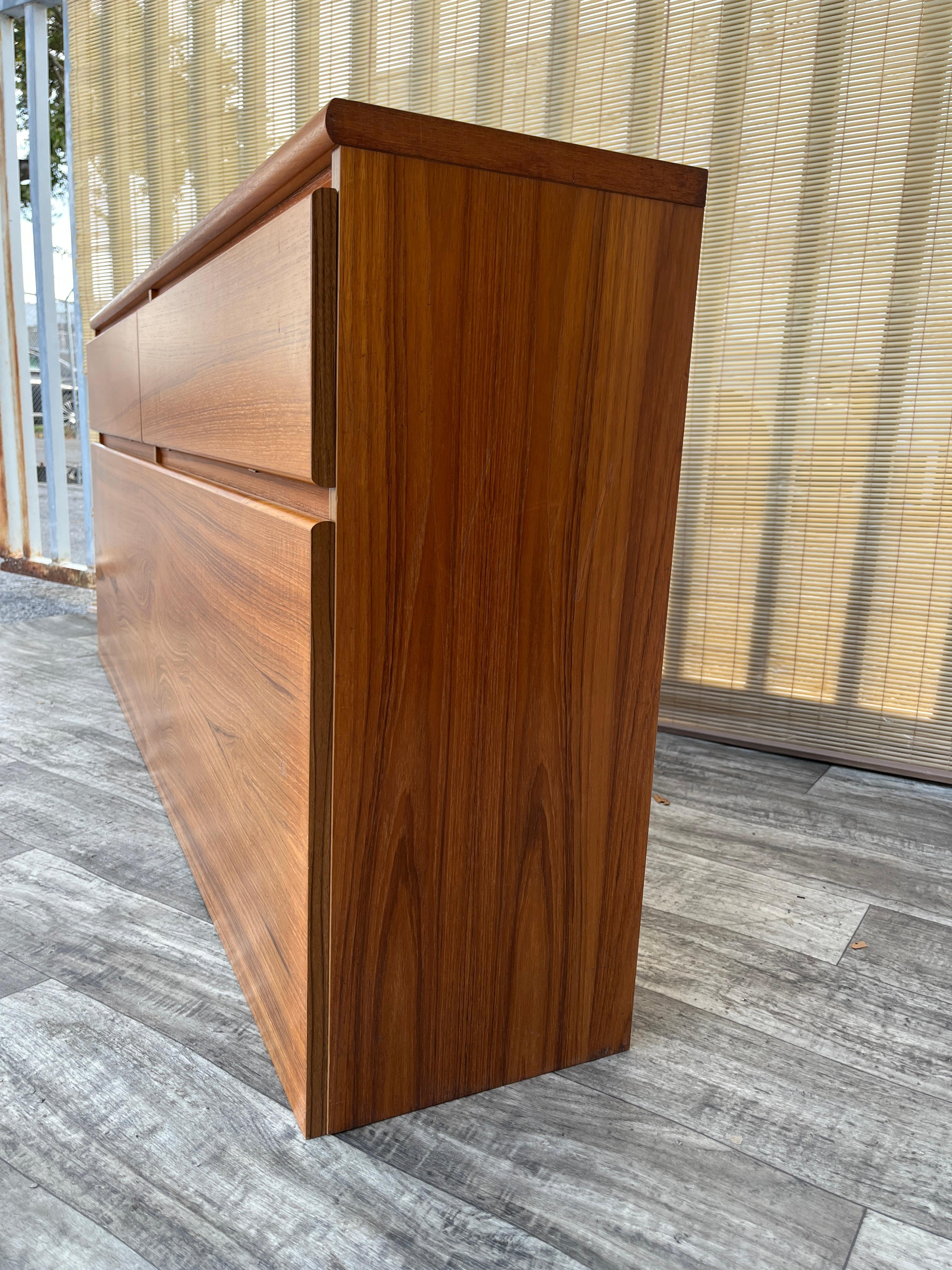 Mid Century Modern Danish Queen Size Headboard With Storage. Circa 1970s in vendita 9