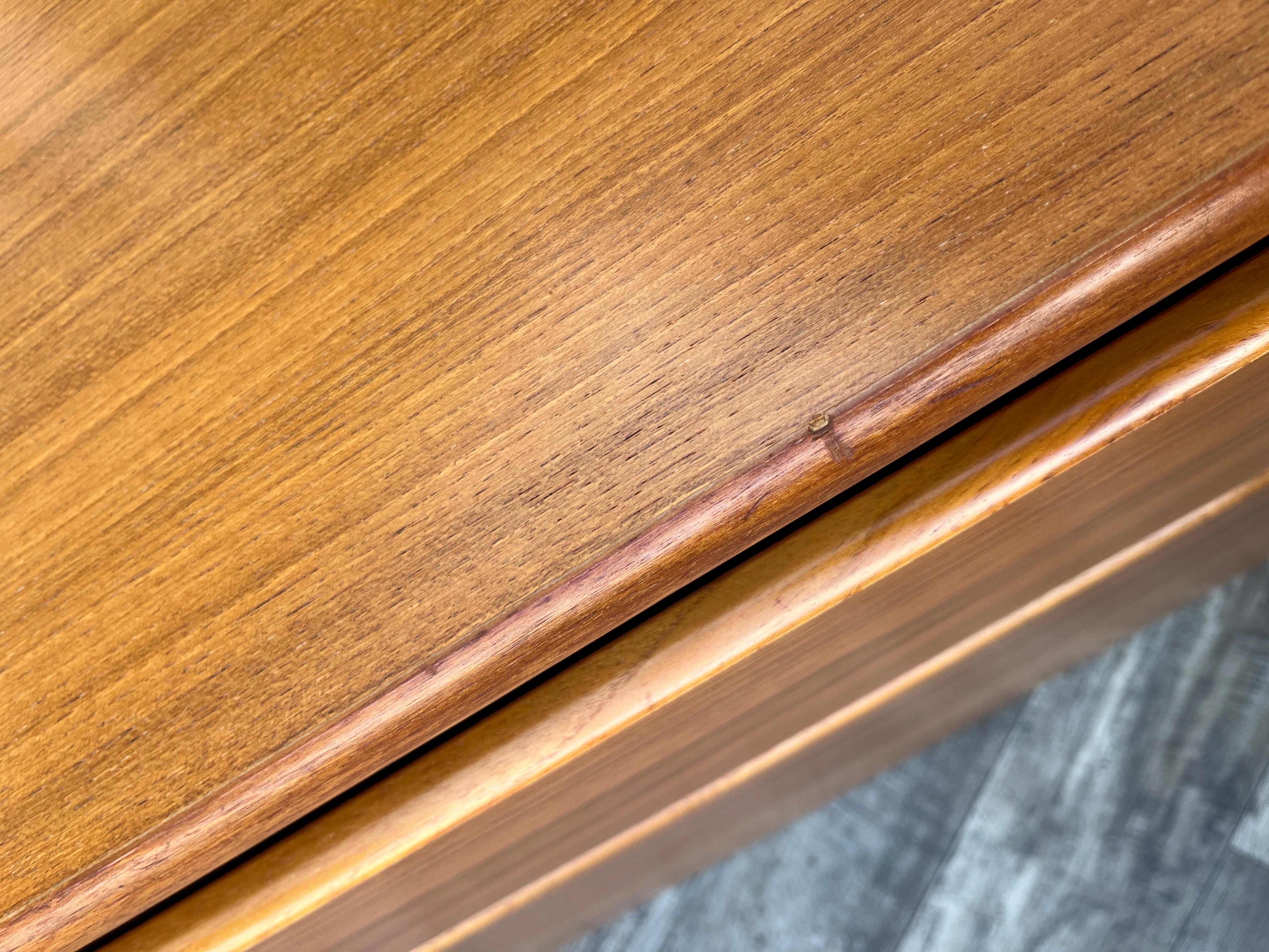 Mid Century Modern Danish Queen Size Headboard With Storage. Circa 1970s in vendita 10