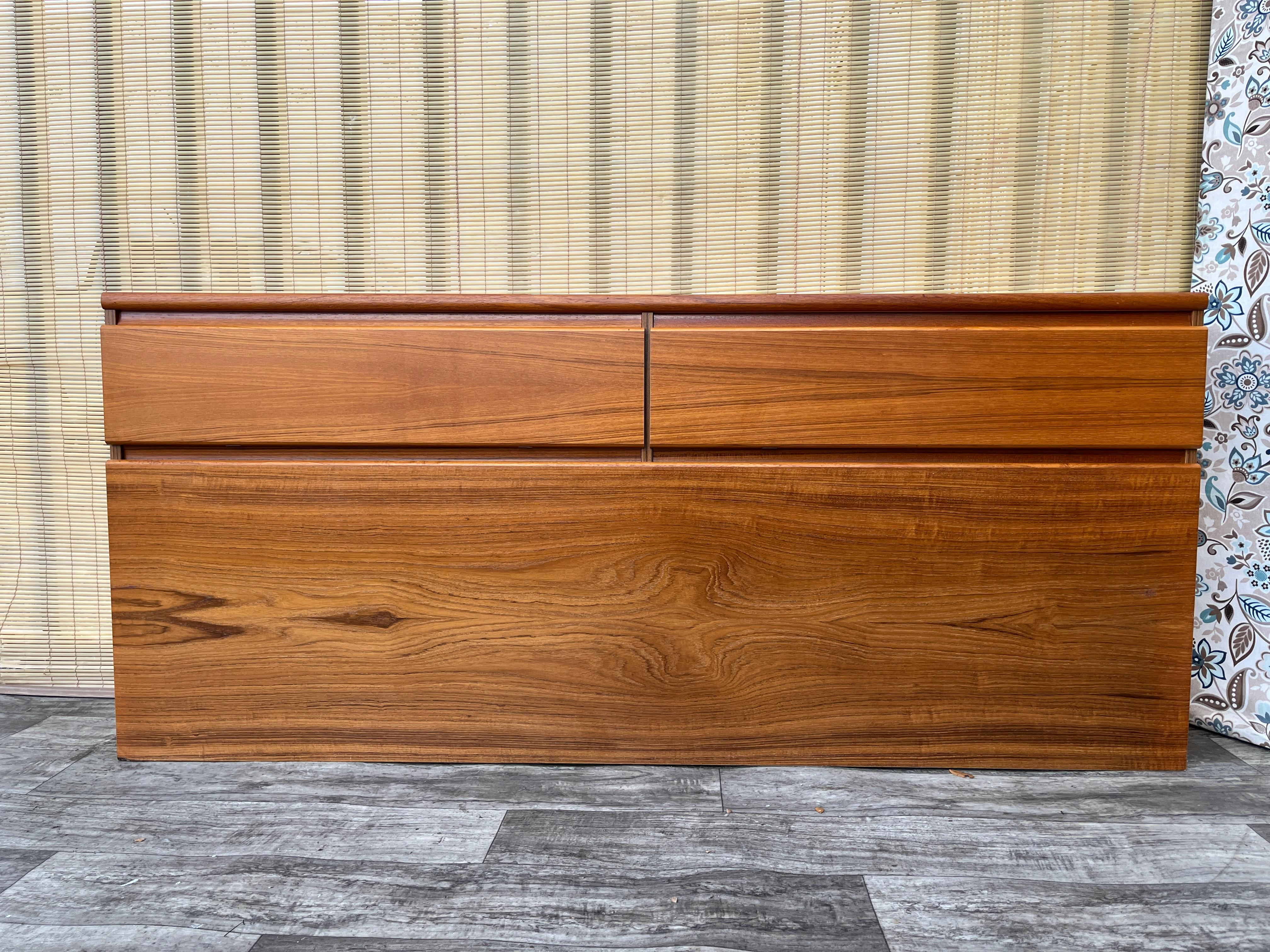 Testiera danese vintage della metà del secolo scorso con contenitore. Circa anni '70
Presenta un profondo baule per riporre coperte e cuscini, un design scandinavo minimalista e una bellissima venatura del legno di teak.
In eccellenti condizioni