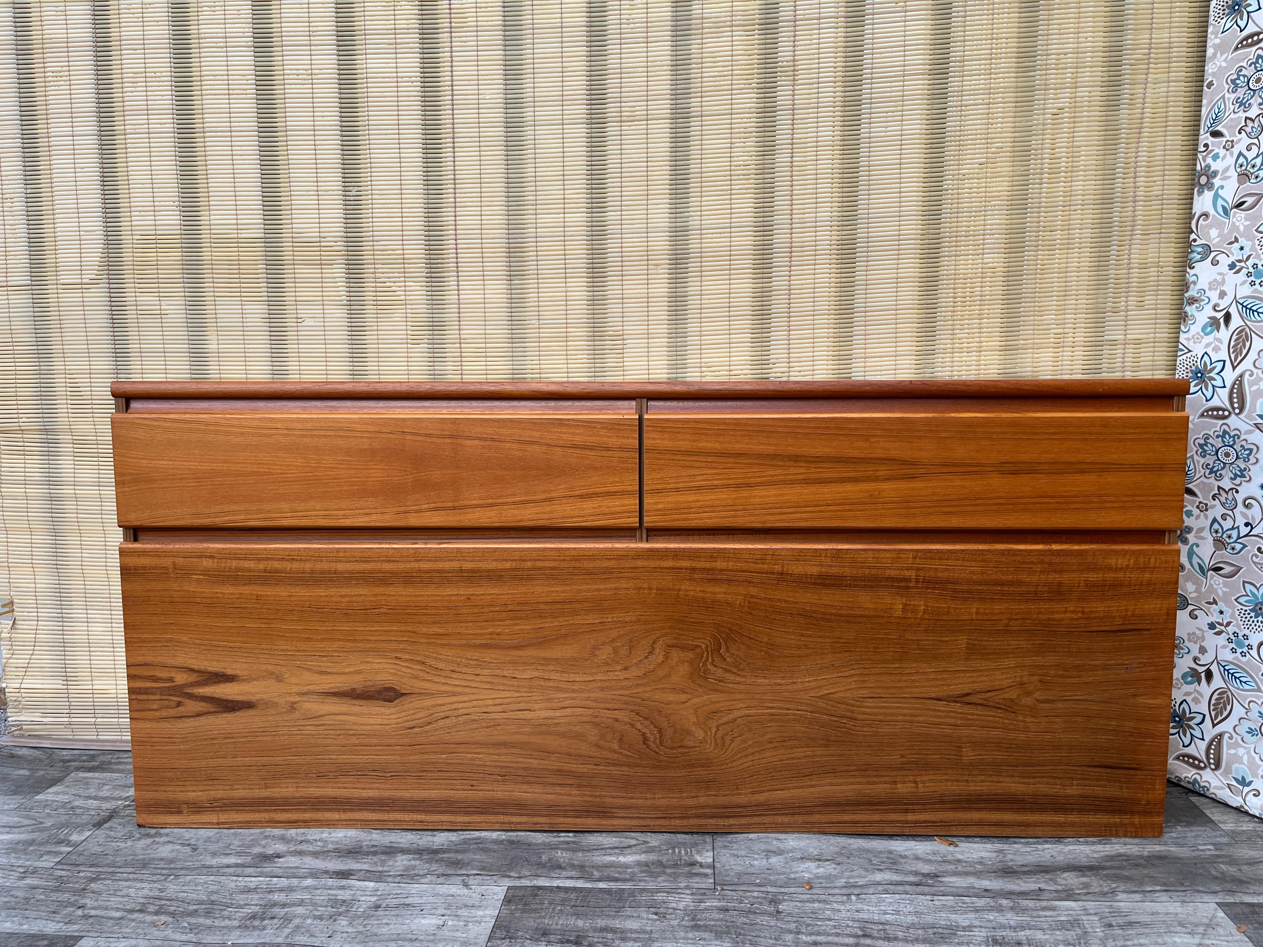 Mid-Century moderno Mid Century Modern Danish Queen Size Headboard With Storage. Circa 1970s in vendita