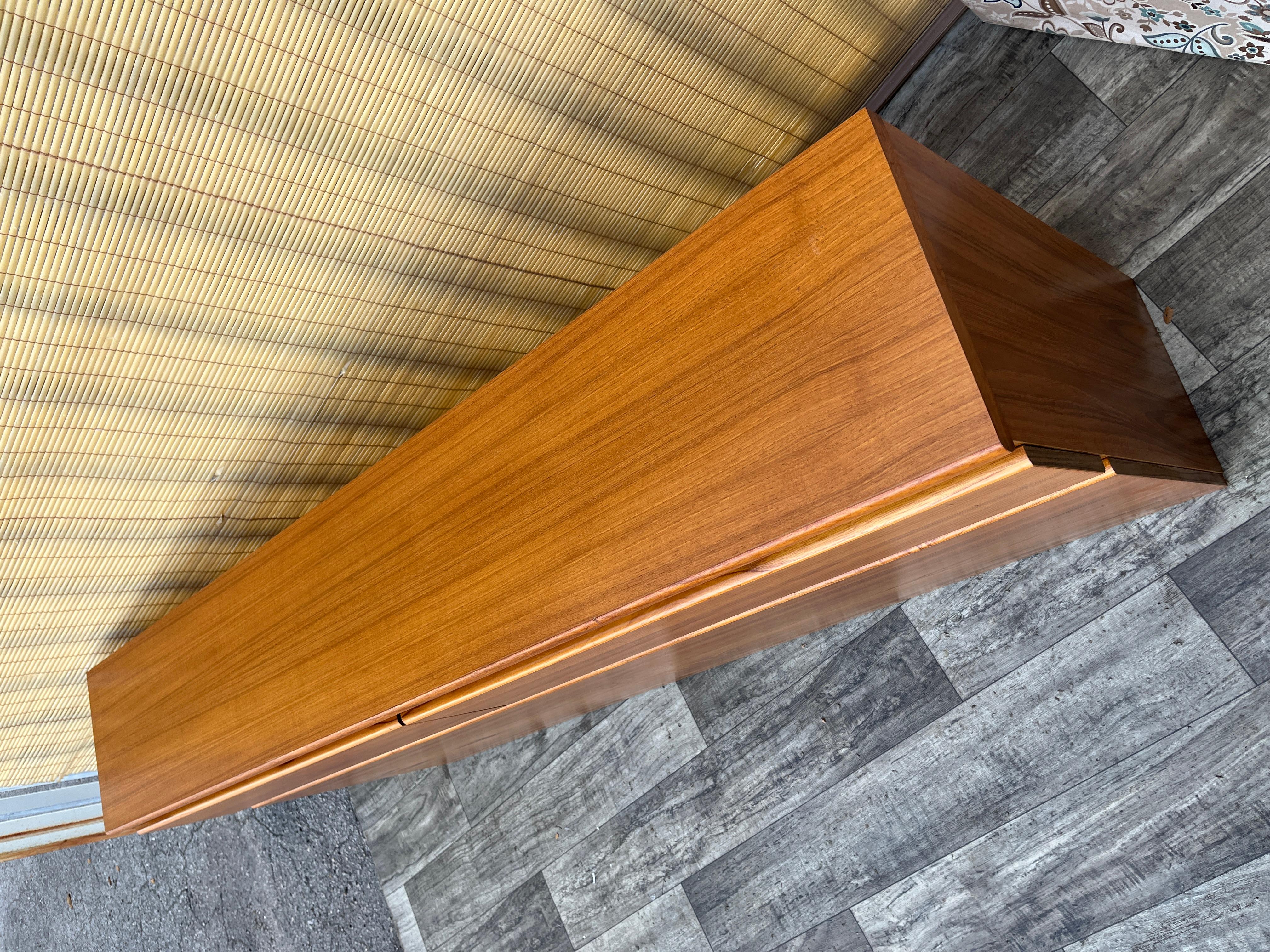 Fine XX secolo Mid Century Modern Danish Queen Size Headboard With Storage. Circa 1970s in vendita