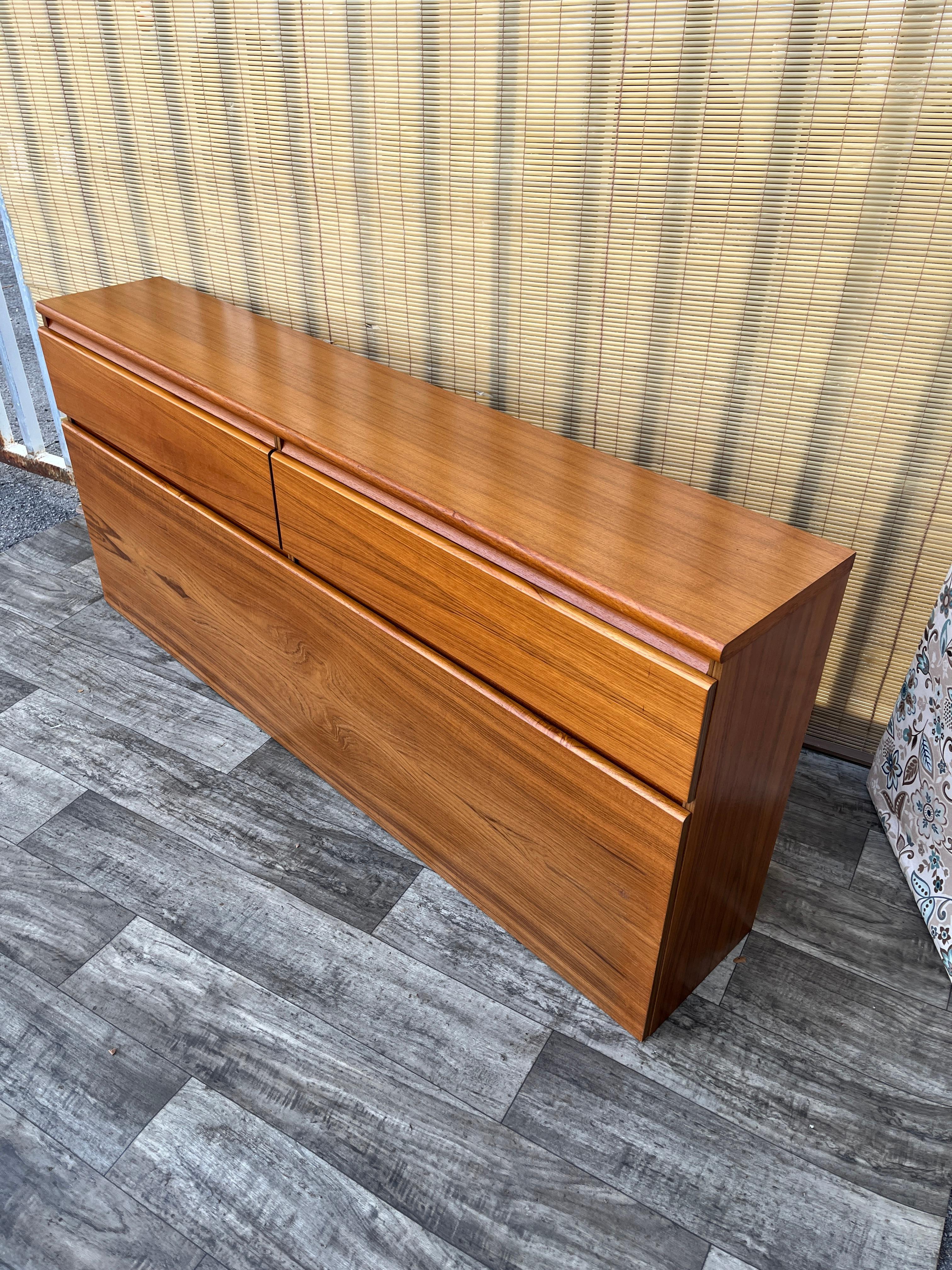 Mid Century Modern Danish Queen Size Headboard With Storage. Circa 1970s in vendita 1