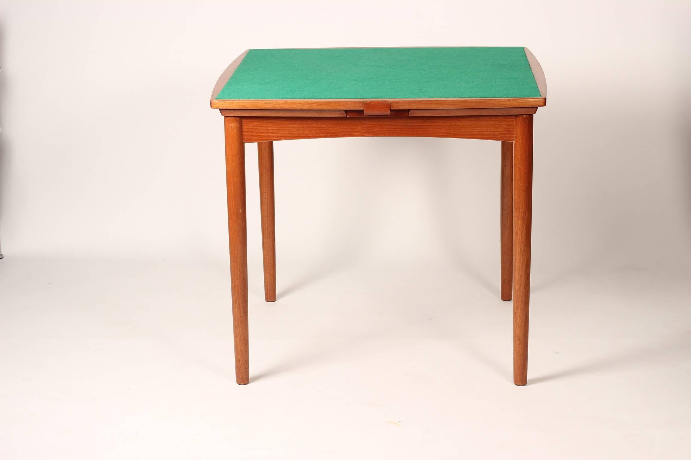 expandable card table
