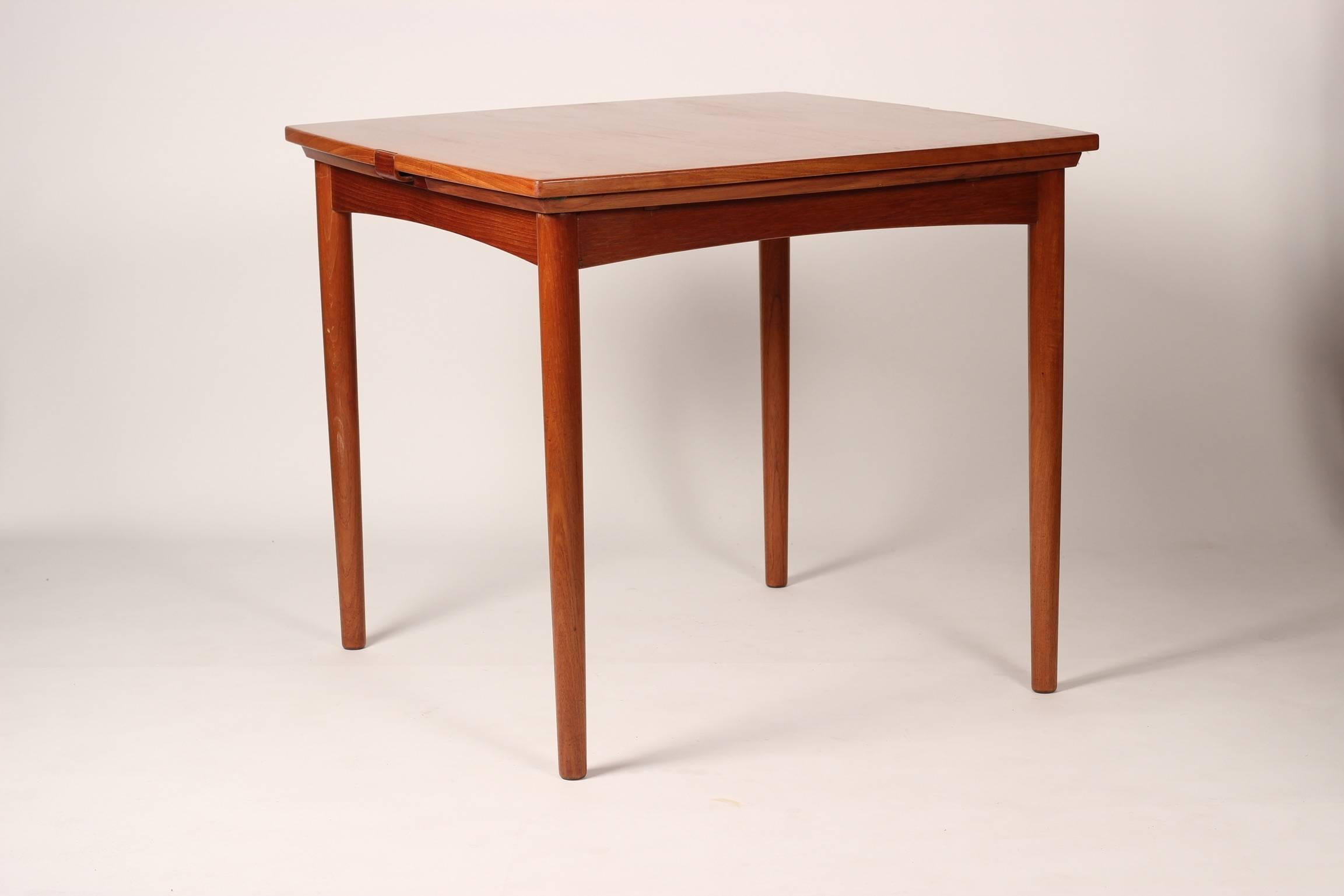 Scandinavian Modern Dining Table and reversible Extending Card Table In Good Condition In London, GB
