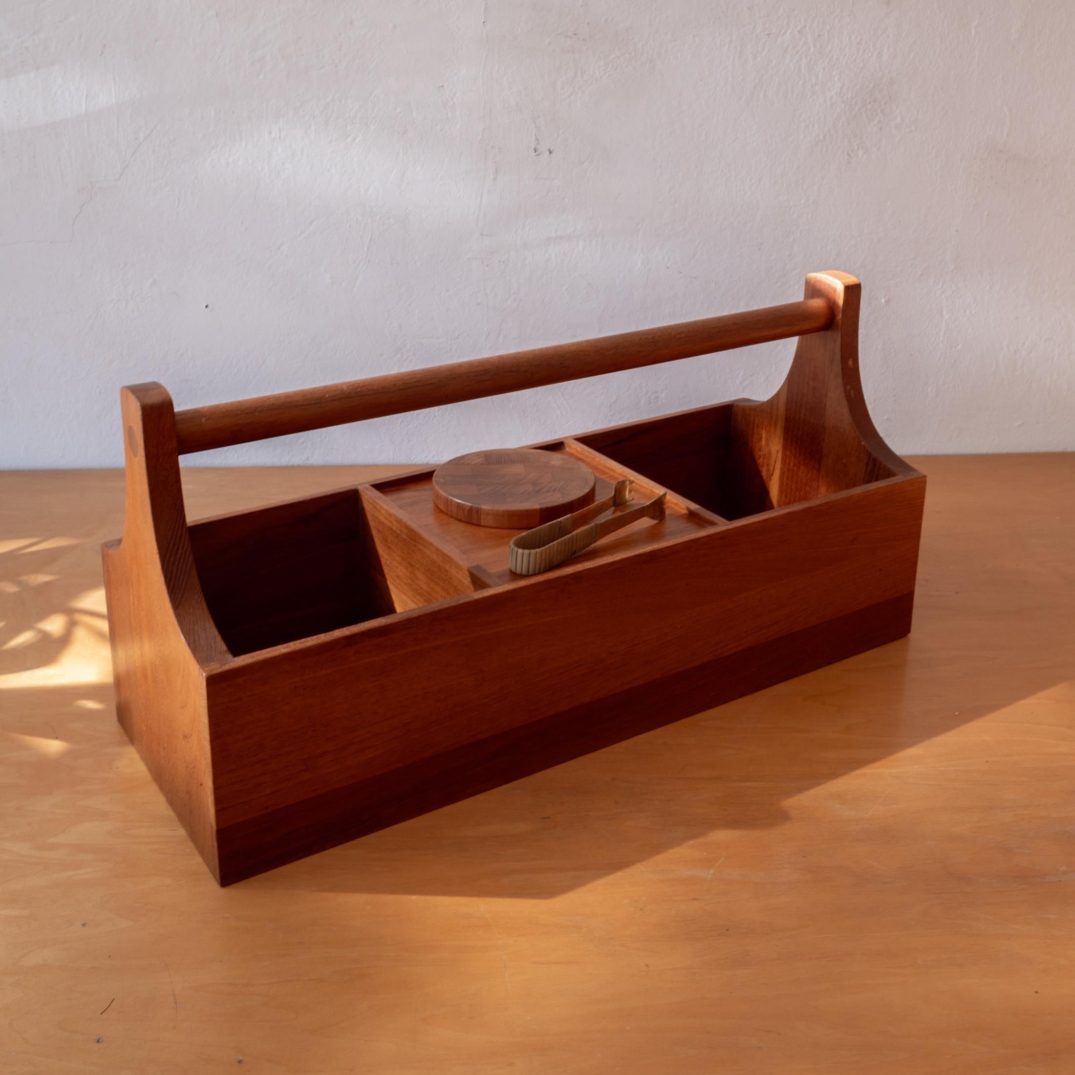 Cubitera de bar de estilo moderno danés con cubitera incorporada, diseñada por Richard Nissen. Sólida construcción de teca con hermosa ebanistería. El soporte tiene capacidad para varias botellas. Muy difícil de encontrar, sobre todo en esta versión