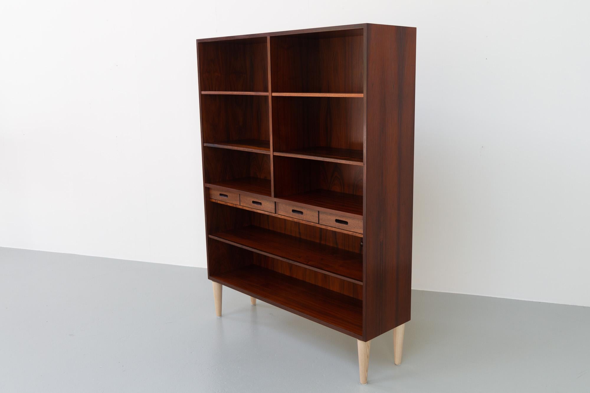 Mid-century Modern Danish Rosewood Bookcase by Kai Winding, 1960s.
Elegant and beautiful Scandinavian Modern bookcase designed by Danish architect Kai Winding for Hundevad & Co. Denmark in the 1960s.
Five adjustable shelves and four small drawers.