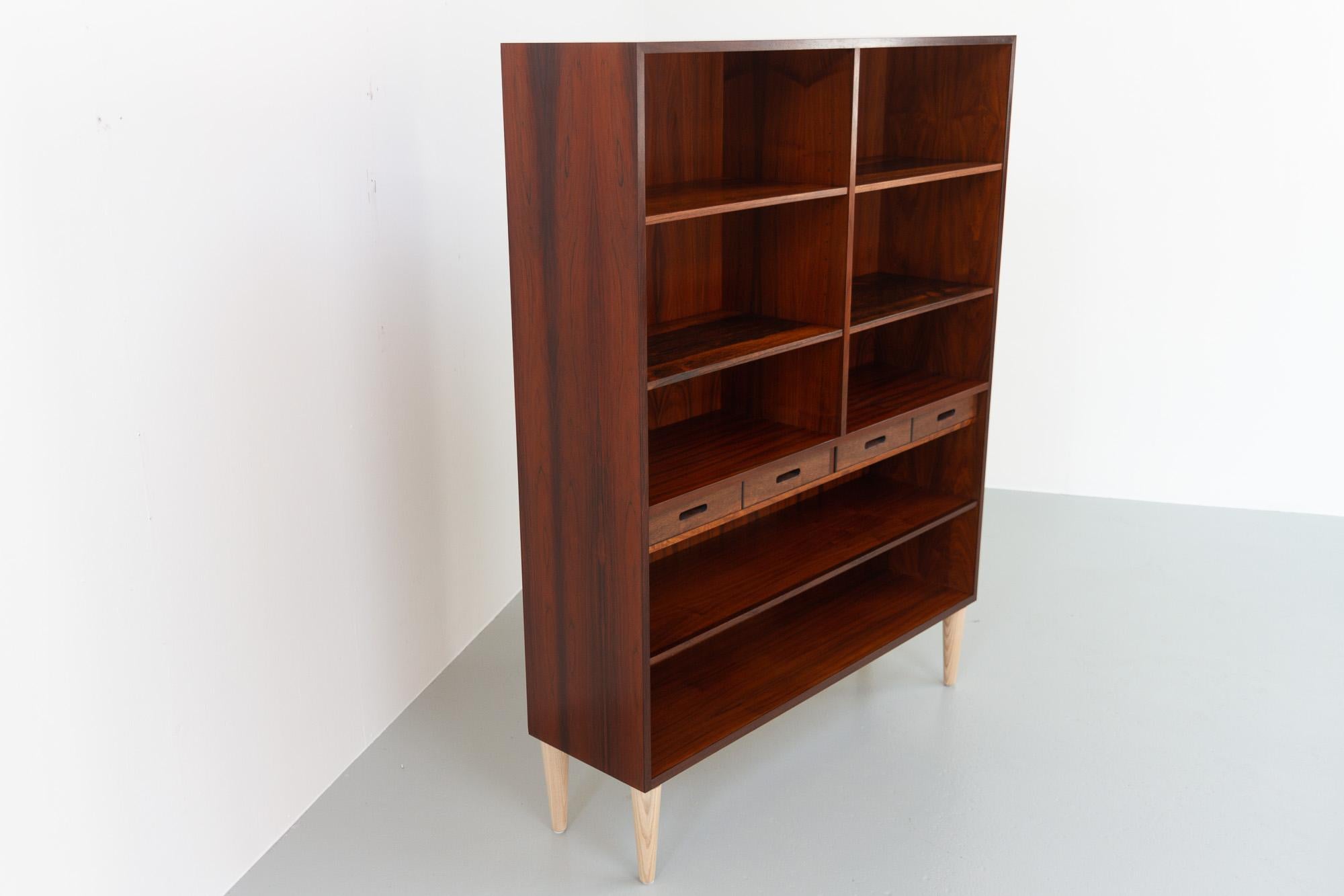 Mid-Century Modern Danish Rosewood Bookcase by Kai Winding, 1960s In Good Condition For Sale In Asaa, DK