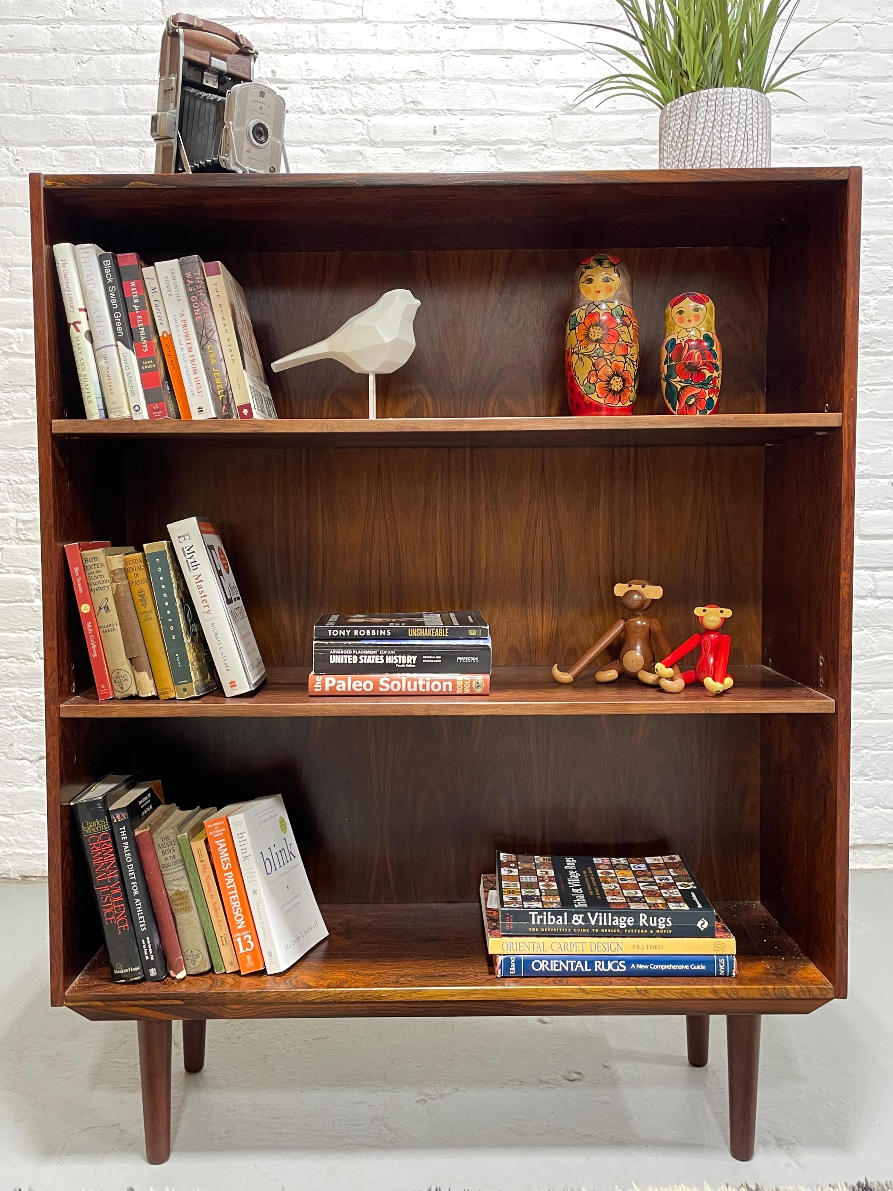 Mid Century Modern Danish Rosewood Bookcase, c. 1960's in vendita 5