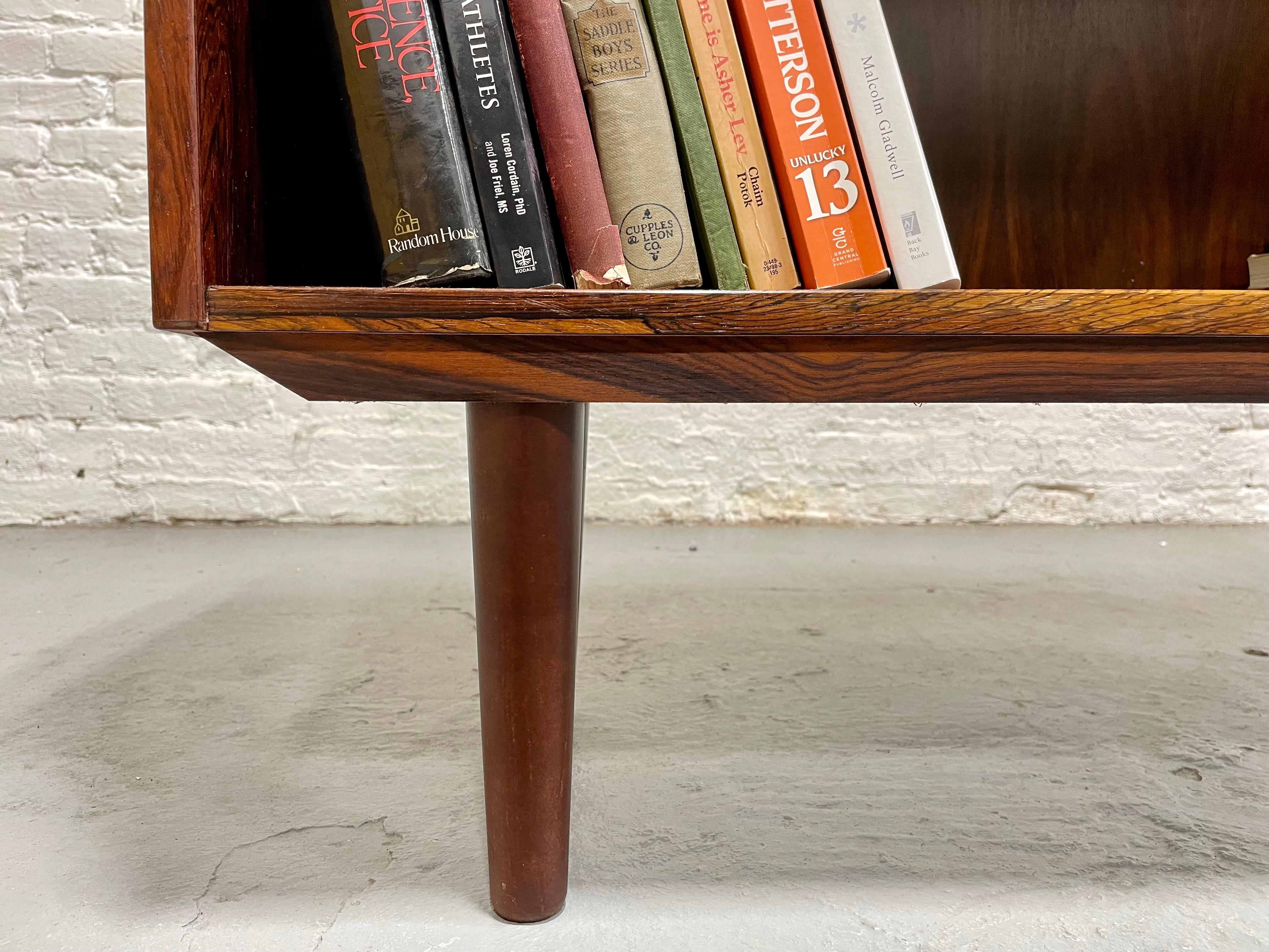 Mid Century Modern Danish Rosewood Bookcase, c. 1960's in vendita 6