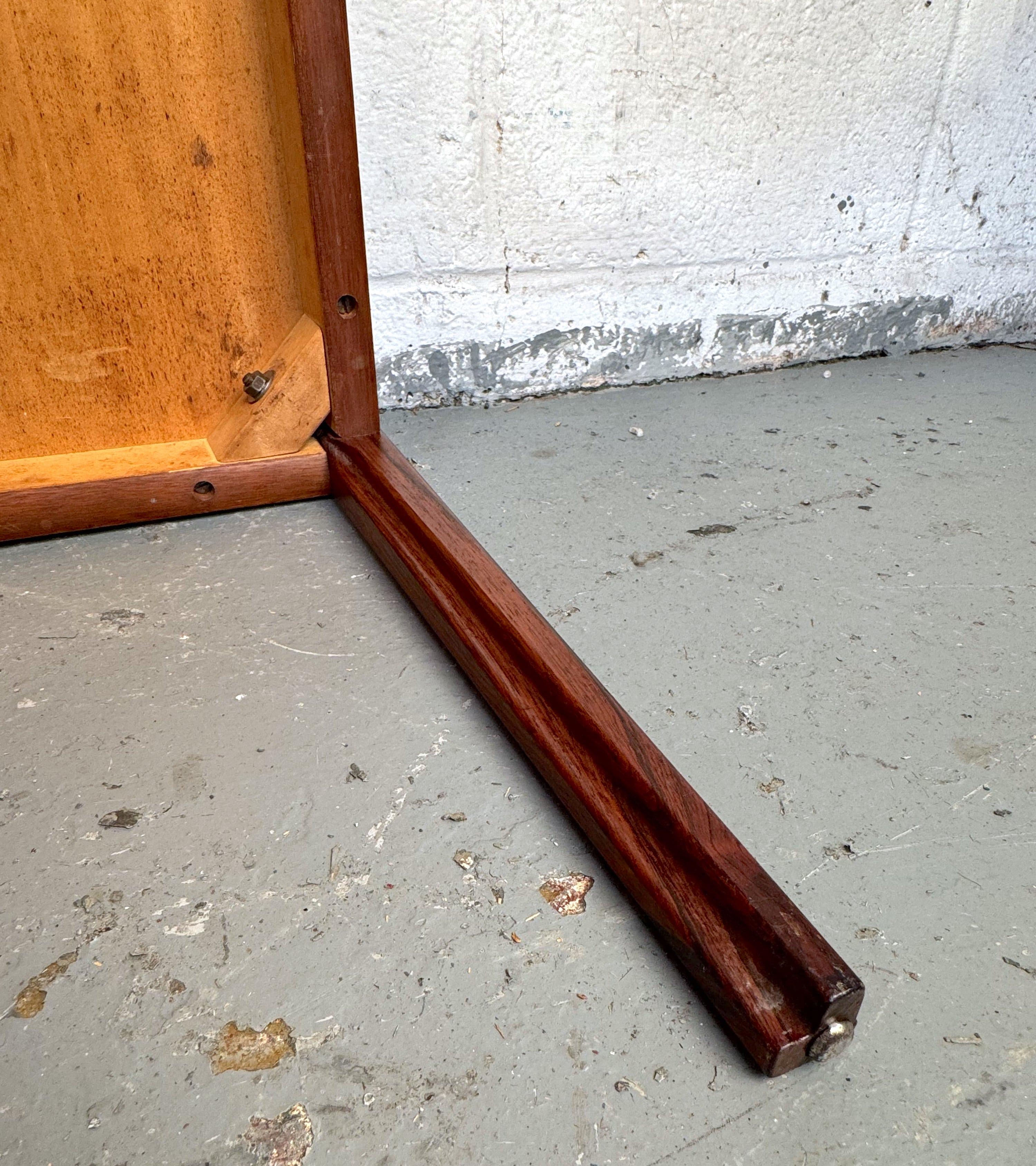 Table basse danoise moderne du milieu du siècle dernier en vente 3