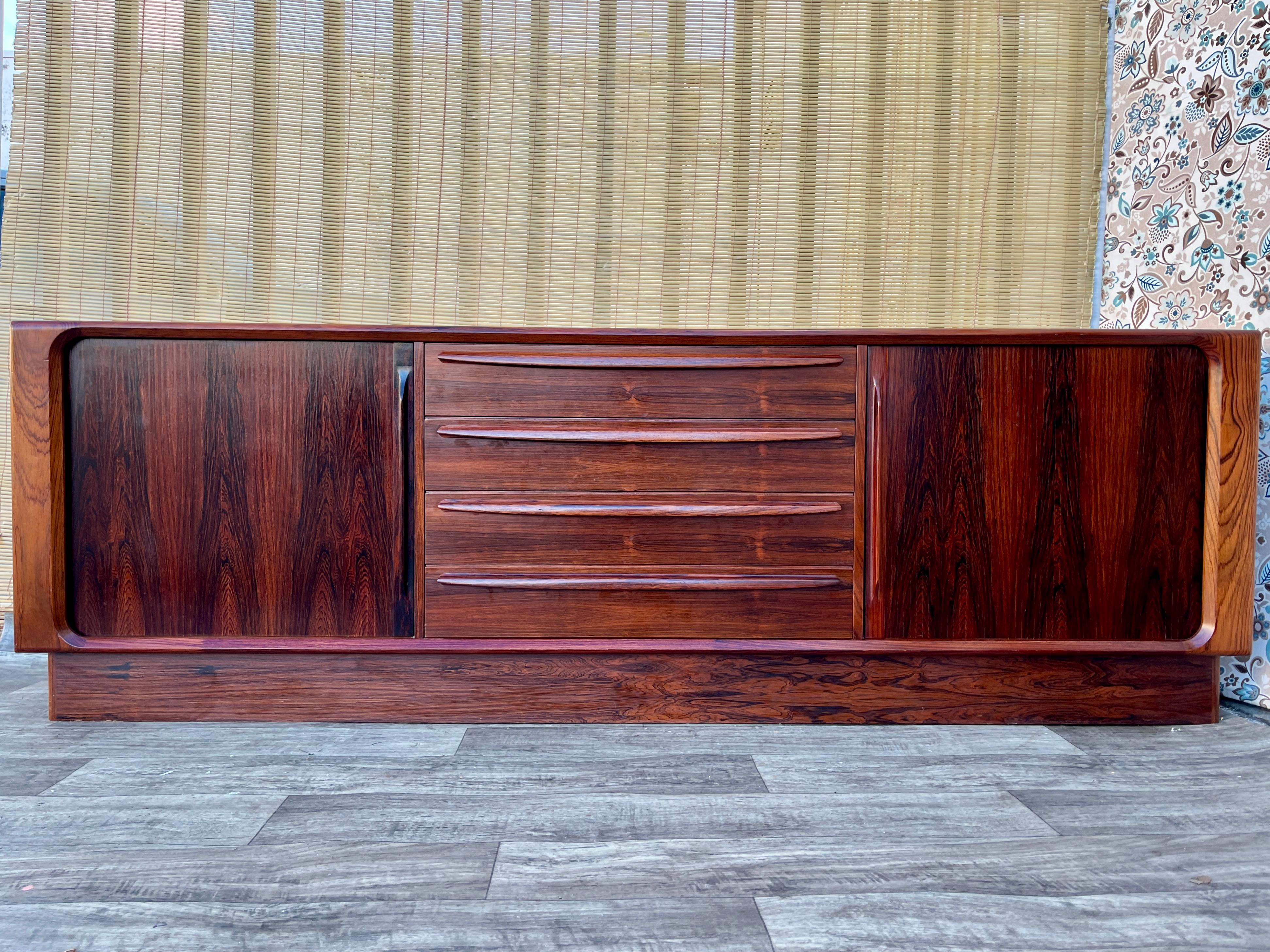 Credenza in palissandro danese d'epoca della metà del secolo scorso di Bernhard Pedersen & Son, Danimarca. Circa anni '70 
Il design del The Modern Scandinavian Midcentury Modern è una quintessenza, con bellissime venature del legno di palissandro.
