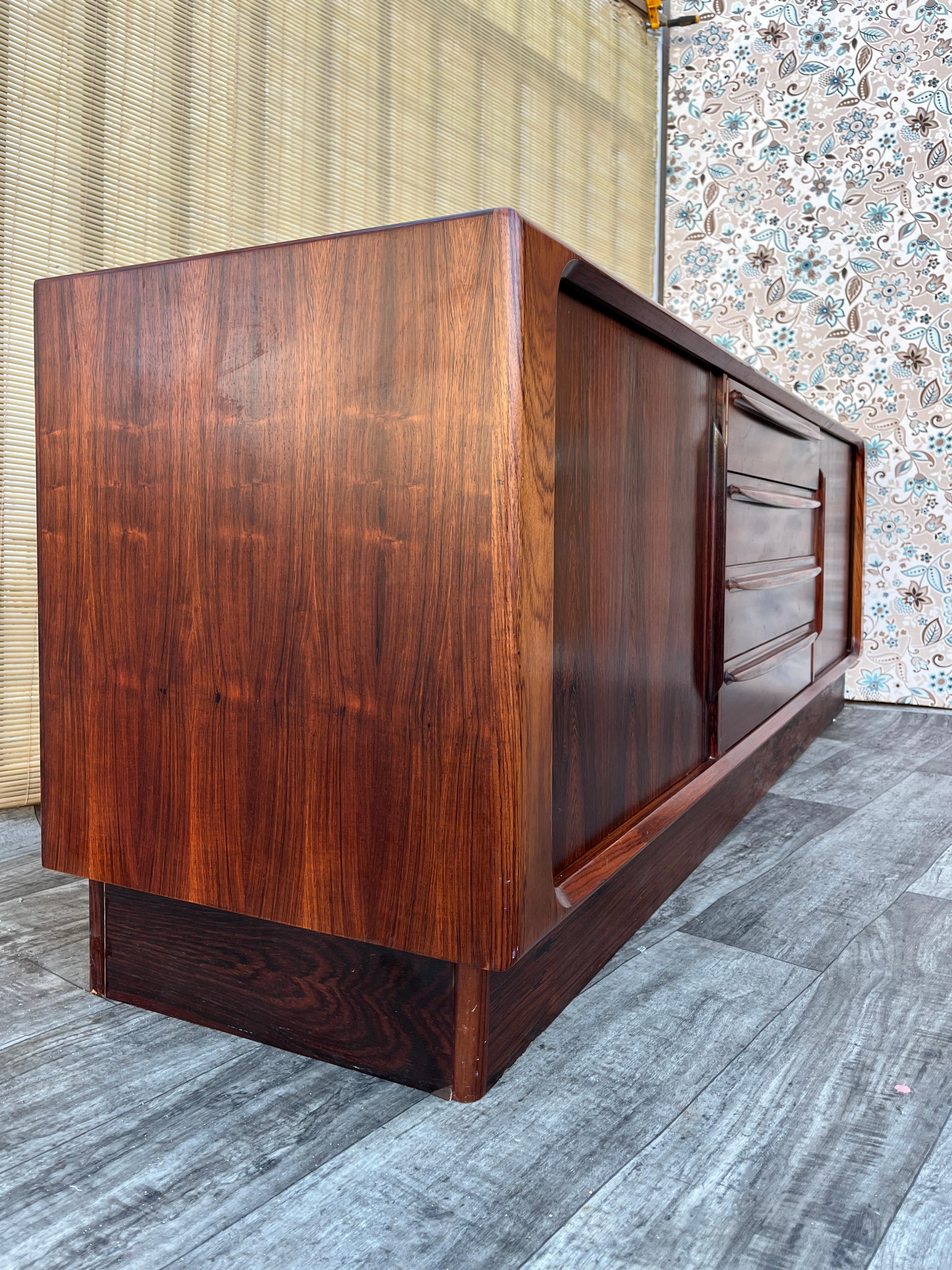 Scandinavo moderno Credenza in palissandro danese della metà del secolo scorso di Bernhard Pedersen & Son. C. 1970s in vendita