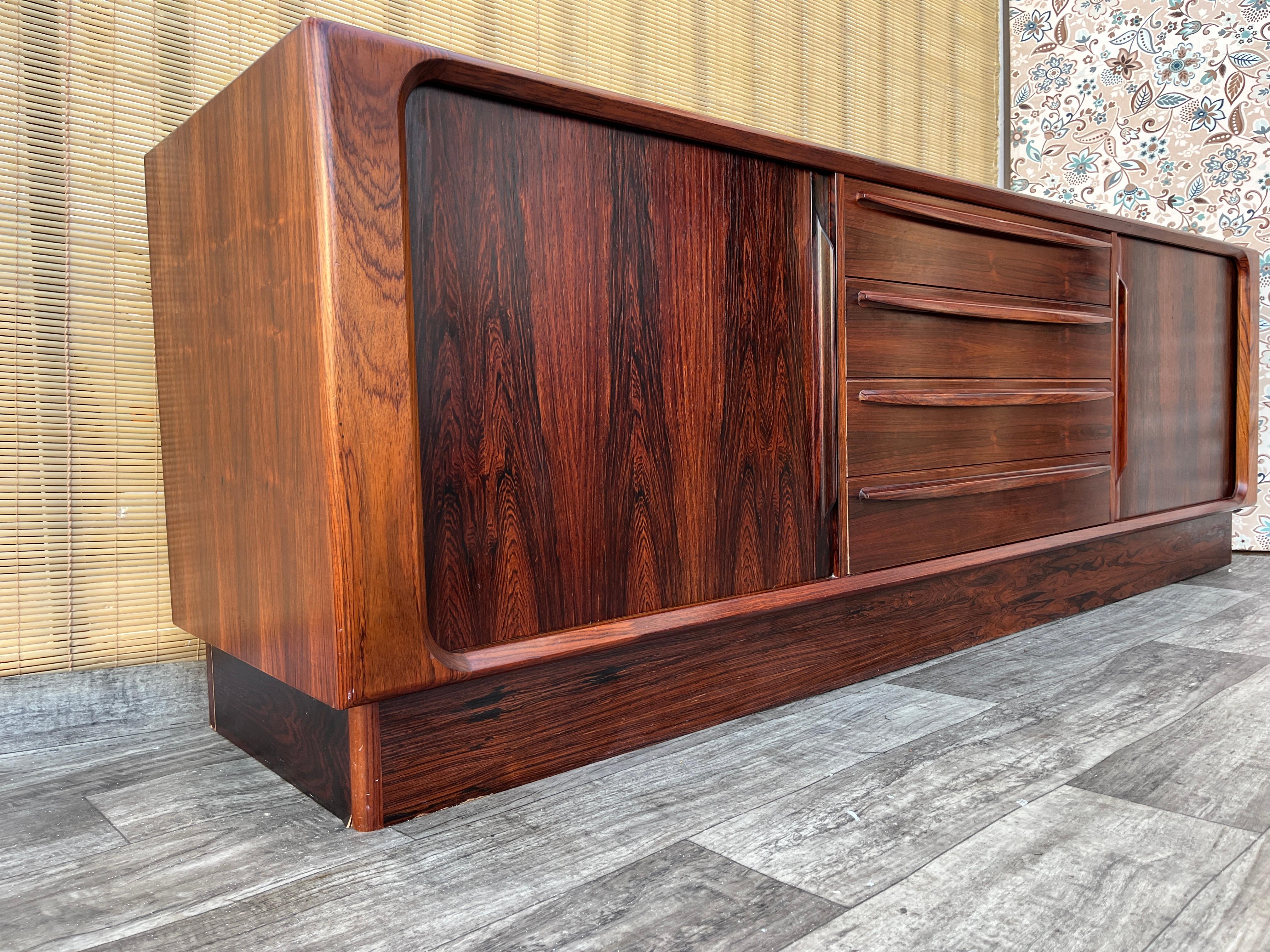 Impiallacciato Credenza in palissandro danese della metà del secolo scorso di Bernhard Pedersen & Son. C. 1970s in vendita