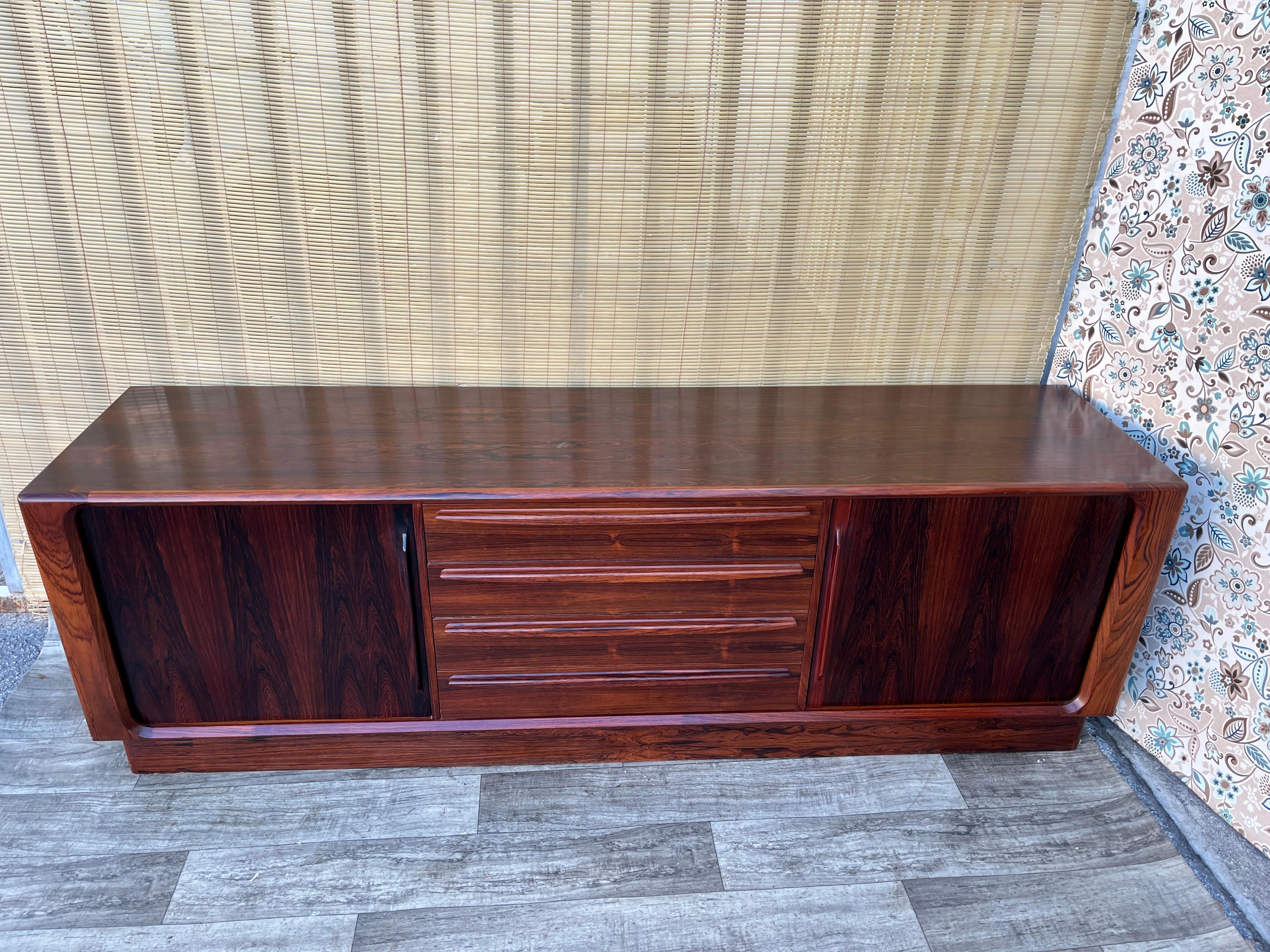 Credenza in palissandro danese della metà del secolo scorso di Bernhard Pedersen & Son. C. 1970s In condizioni buone in vendita a Miami, FL