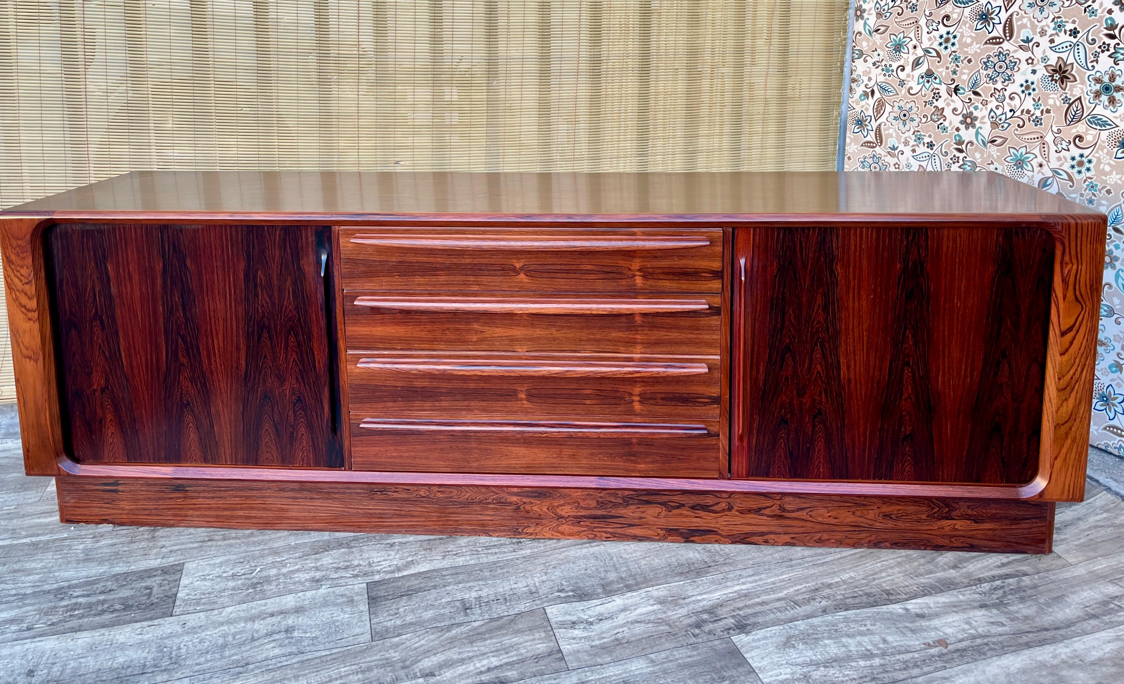 Fine XX secolo Credenza in palissandro danese della metà del secolo scorso di Bernhard Pedersen & Son. C. 1970s in vendita