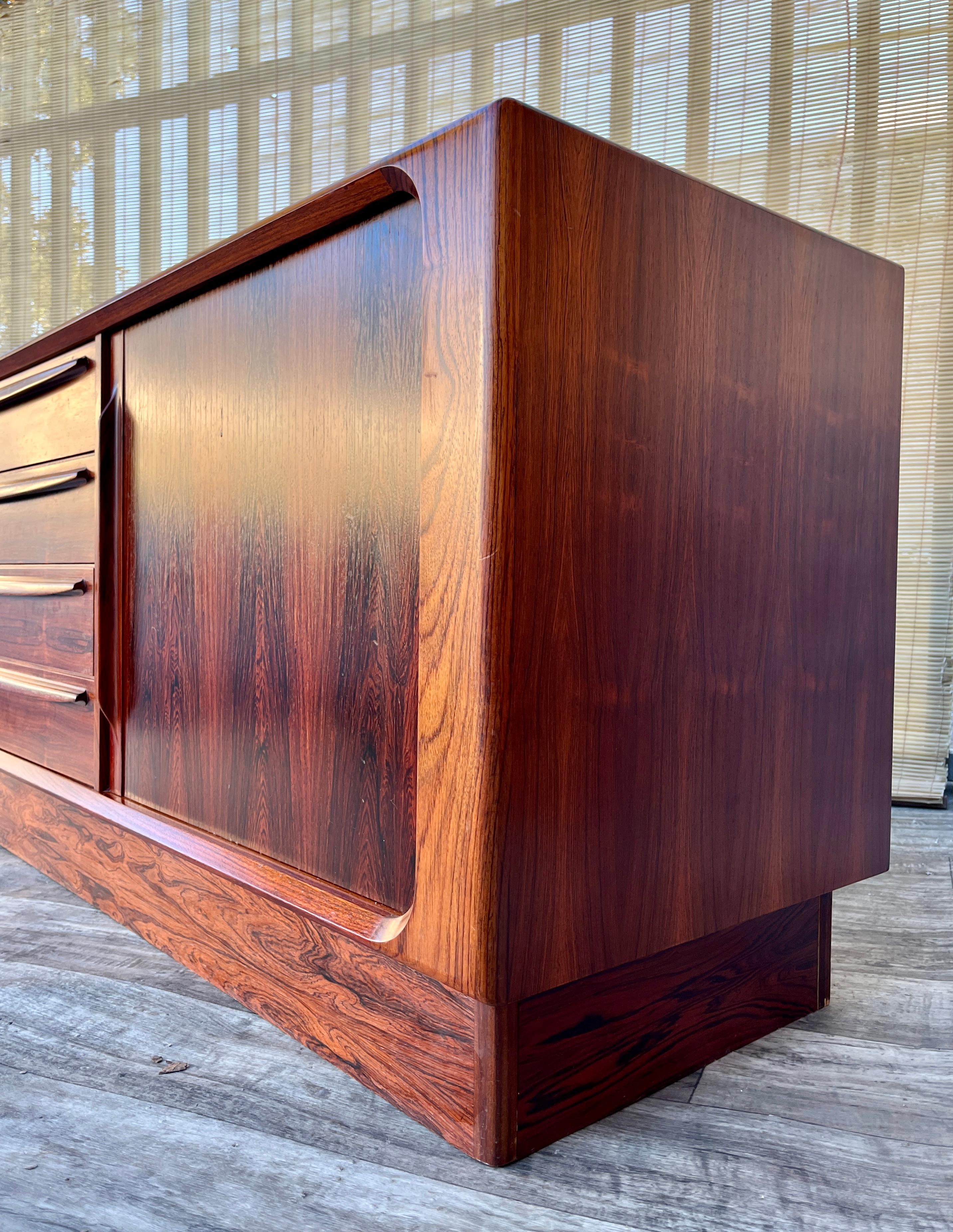 Legno Credenza in palissandro danese della metà del secolo scorso di Bernhard Pedersen & Son. C. 1970s in vendita