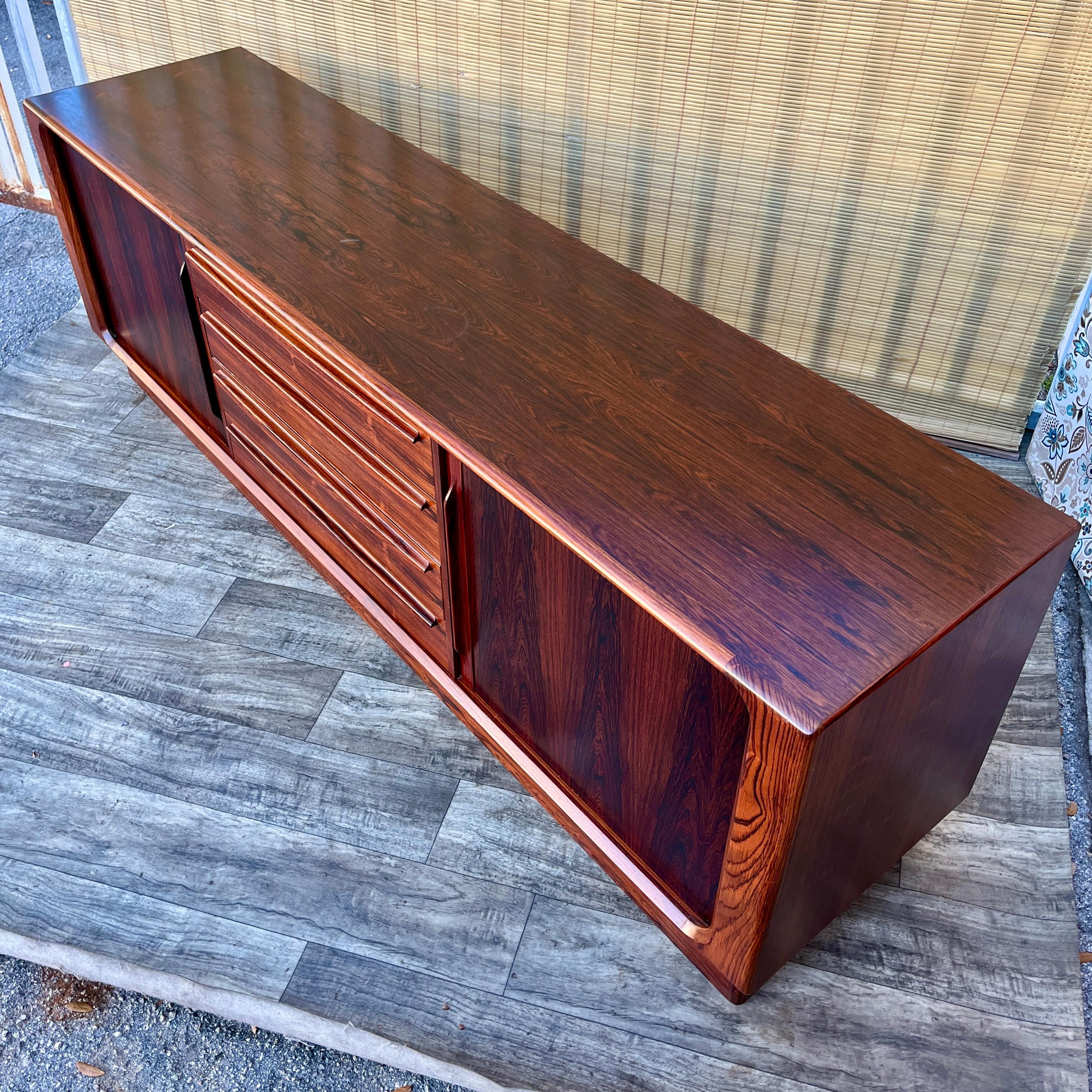 Credenza in palissandro danese della metà del secolo scorso di Bernhard Pedersen & Son. C. 1970s in vendita 1