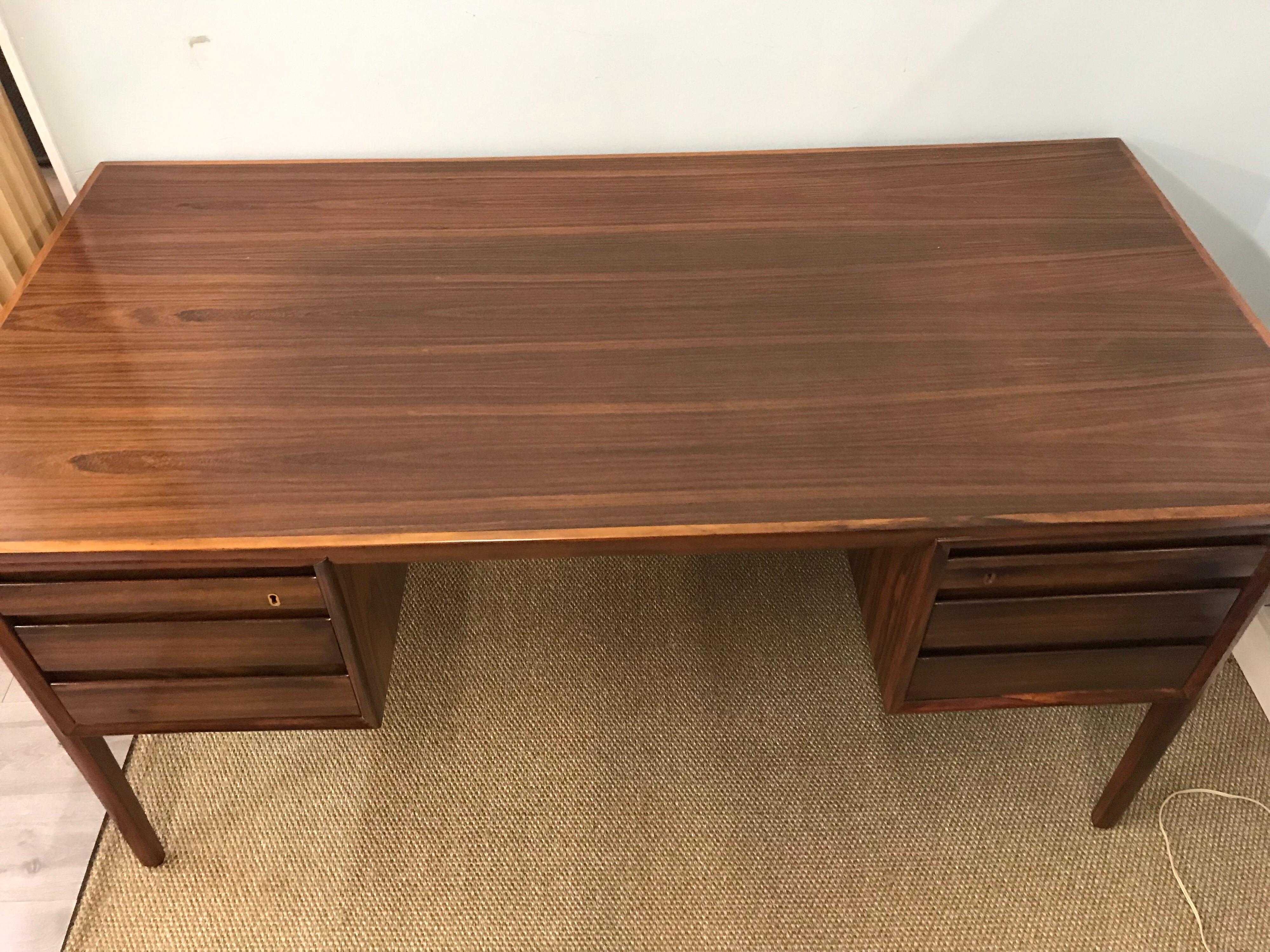 Mid-Century Modern Danish Rosewood Desk Writing Table In Good Condition In West Hartford, CT