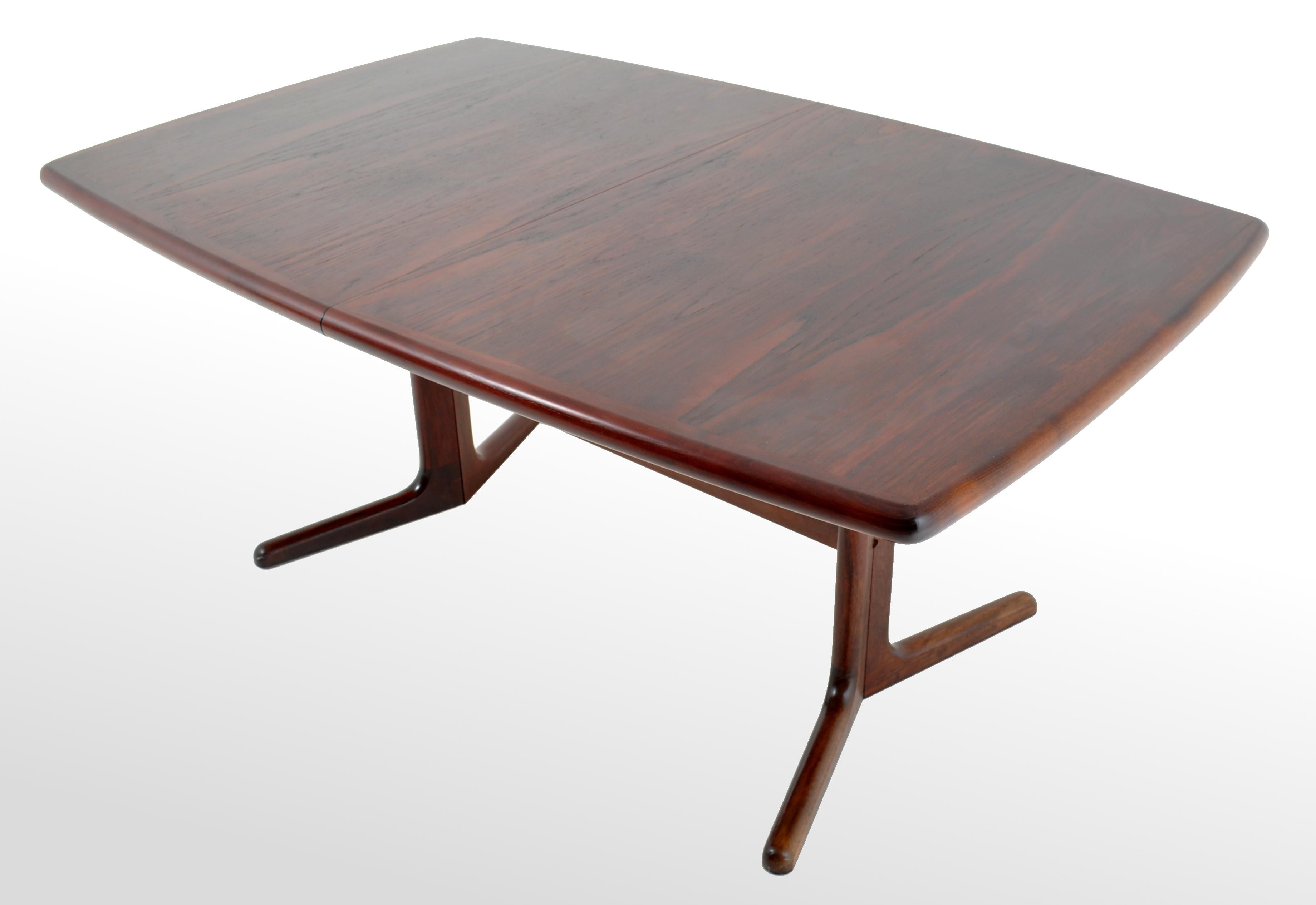 Mid-Century Modern Danish rosewood dining table by Ib Kofod-Larsen, 1960s. The rectangular table top having slightly curvilinear sides and ends. The table extends to receive two 20