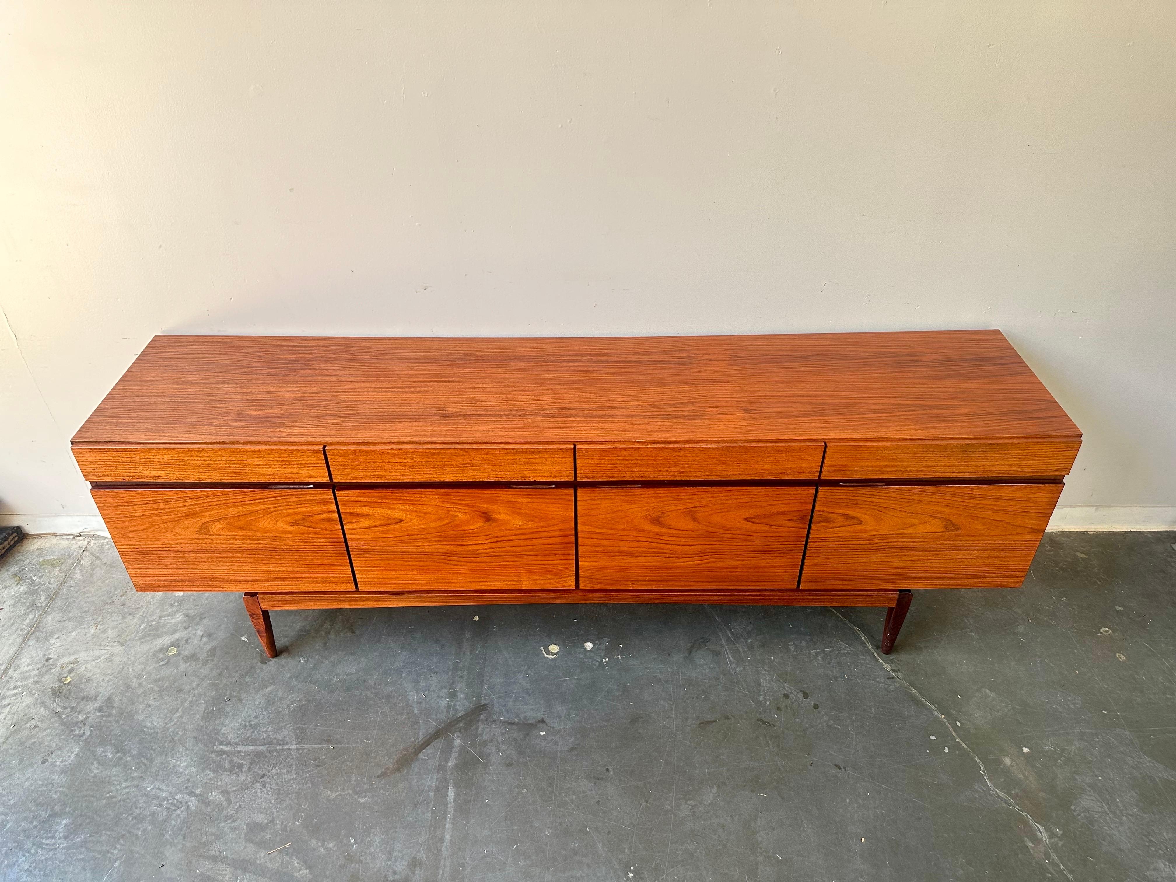 Credenza danesa moderna de palisandro de mediados de siglo FA66 de Ib Kofod-Larsen Chapado en venta