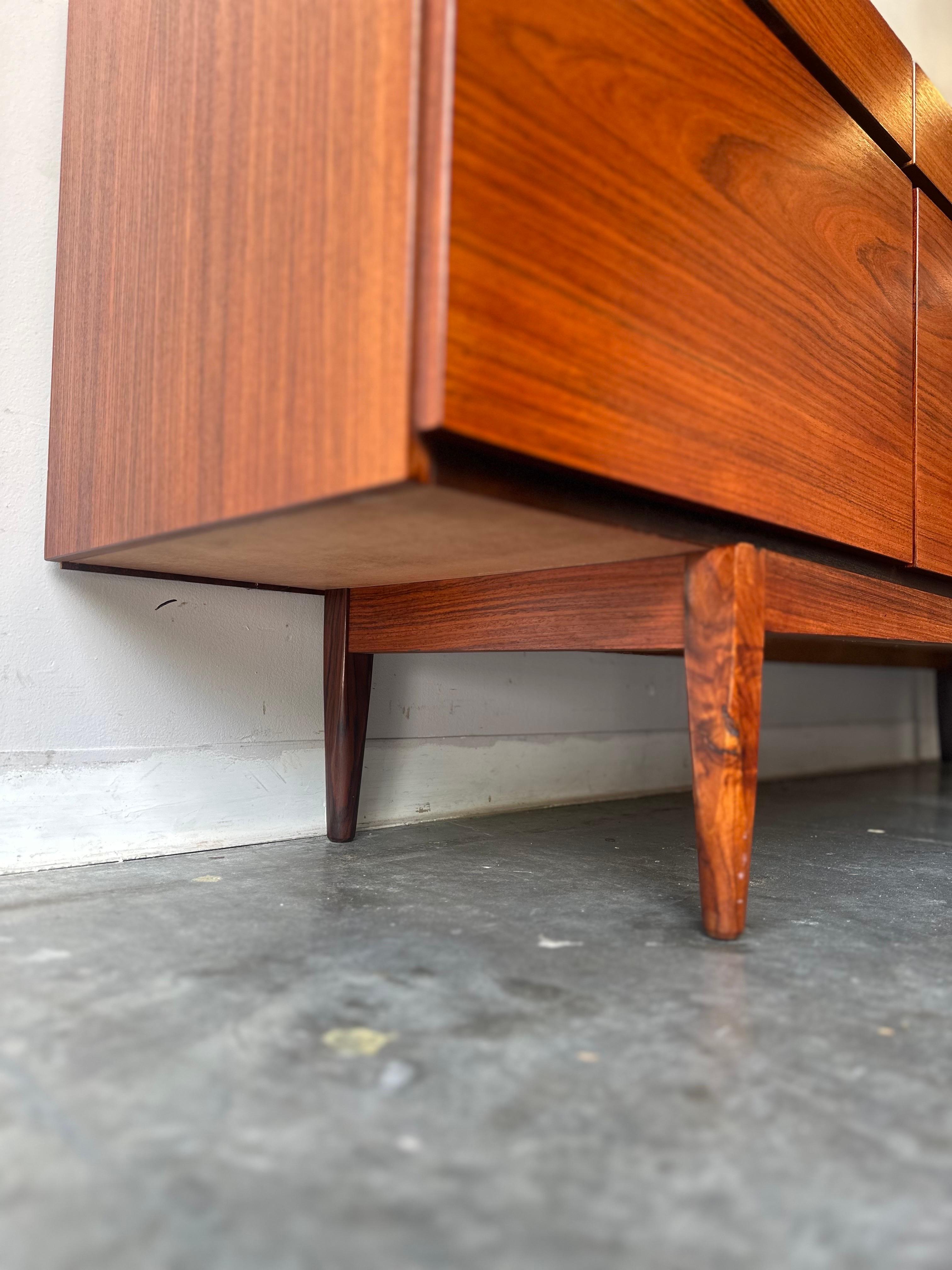 Credenza danesa moderna de palisandro de mediados de siglo FA66 de Ib Kofod-Larsen en Bueno estado para la venta en Sayreville, NJ