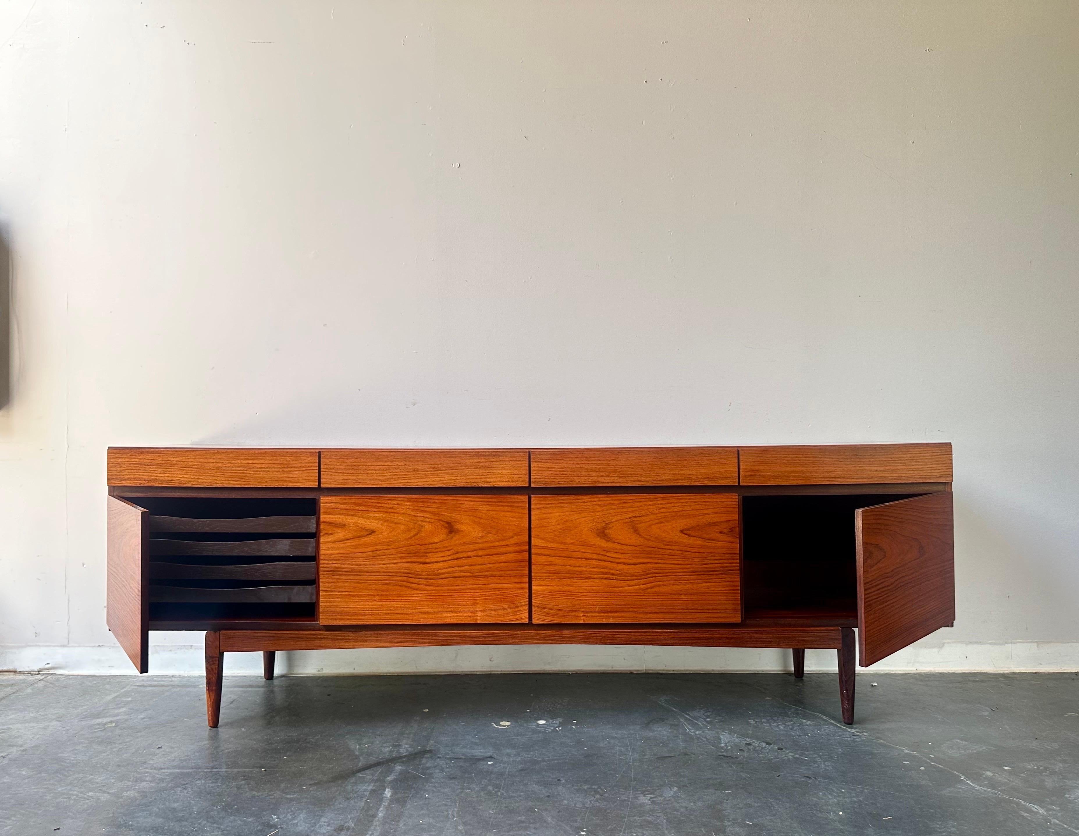 Credenza danesa moderna de palisandro de mediados de siglo FA66 de Ib Kofod-Larsen mediados del siglo XX en venta