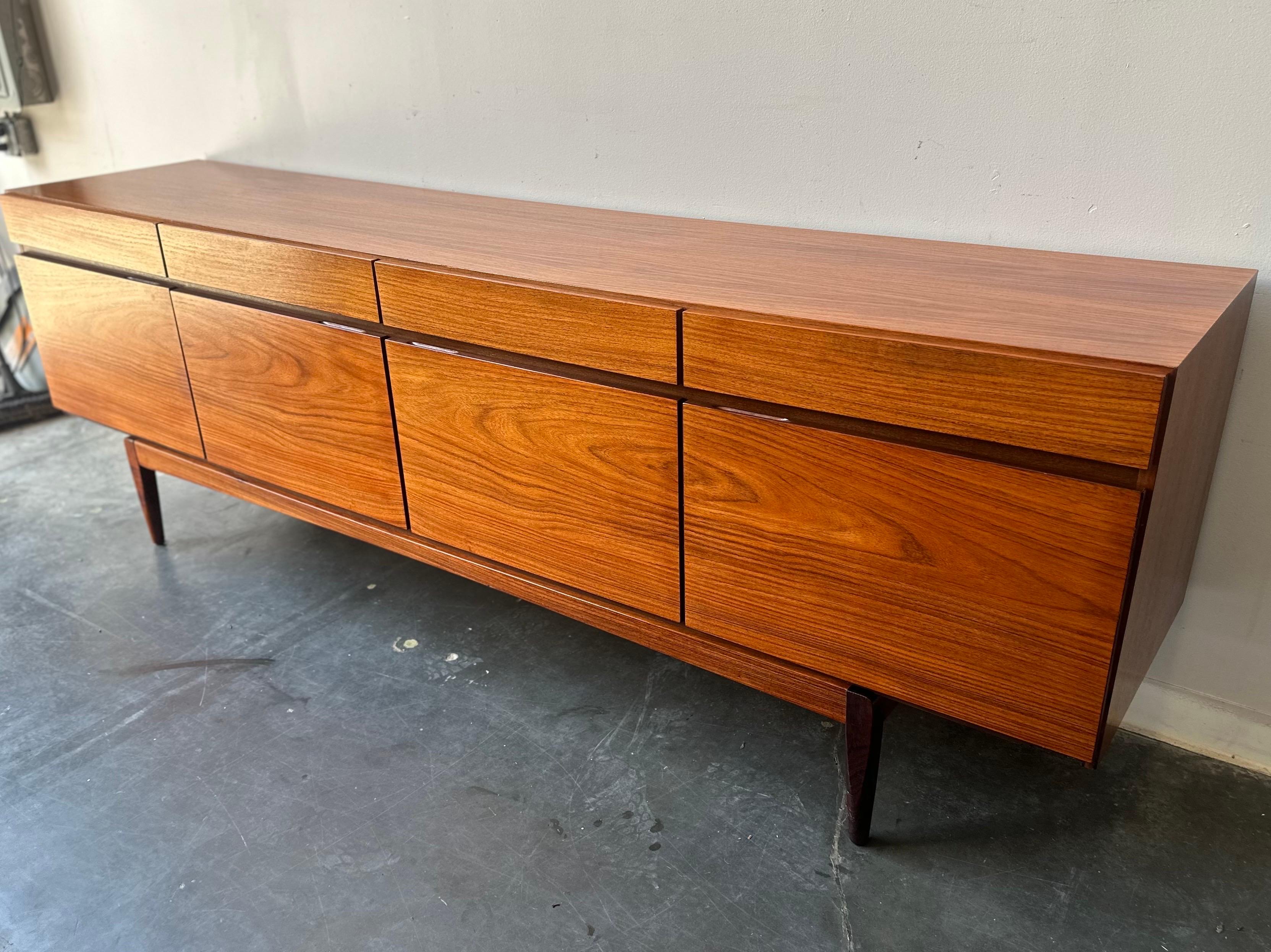 Credenza danesa moderna de palisandro de mediados de siglo FA66 de Ib Kofod-Larsen Palo de rosa en venta