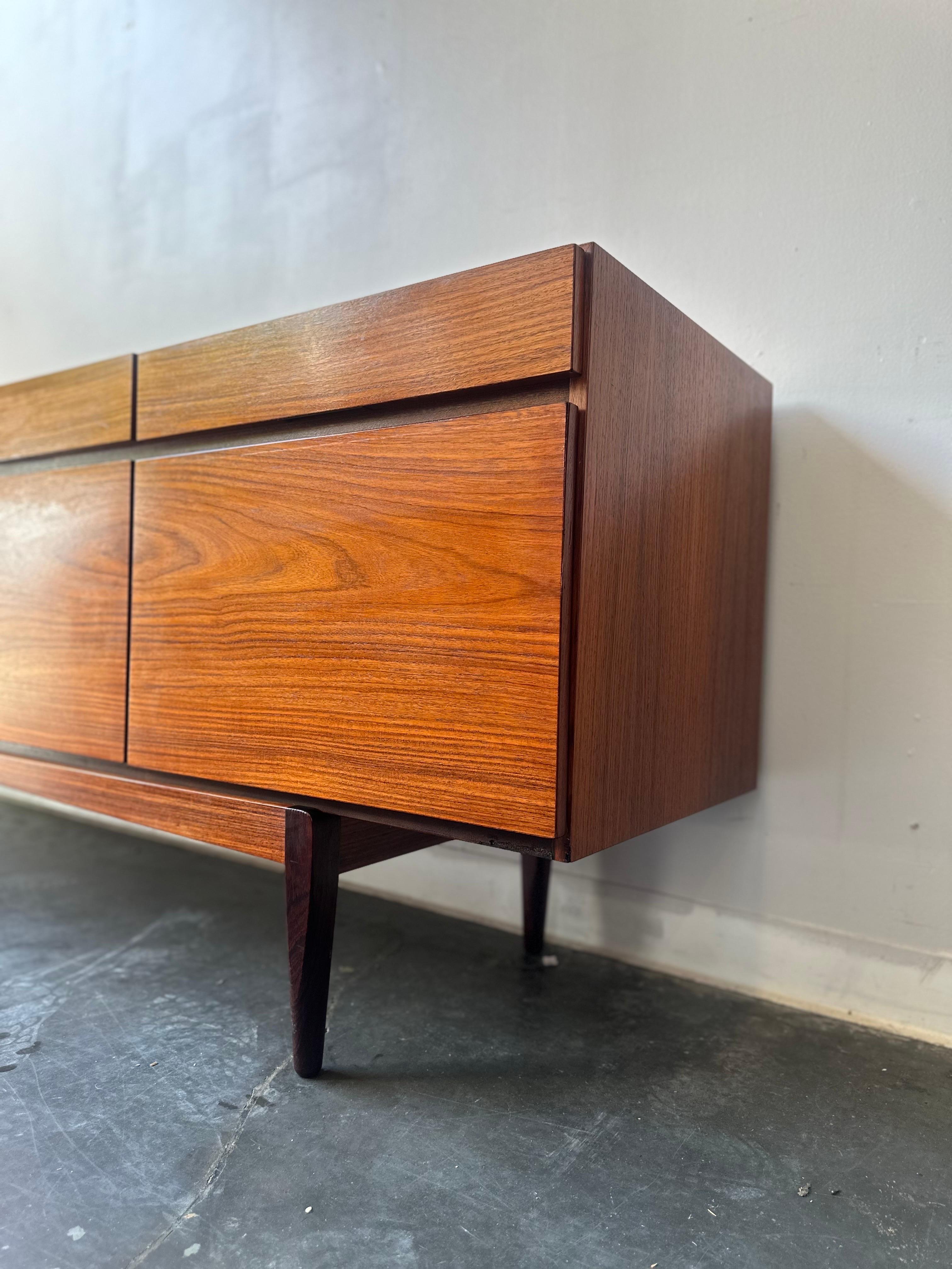 Credenza danesa moderna de palisandro de mediados de siglo FA66 de Ib Kofod-Larsen en venta 1