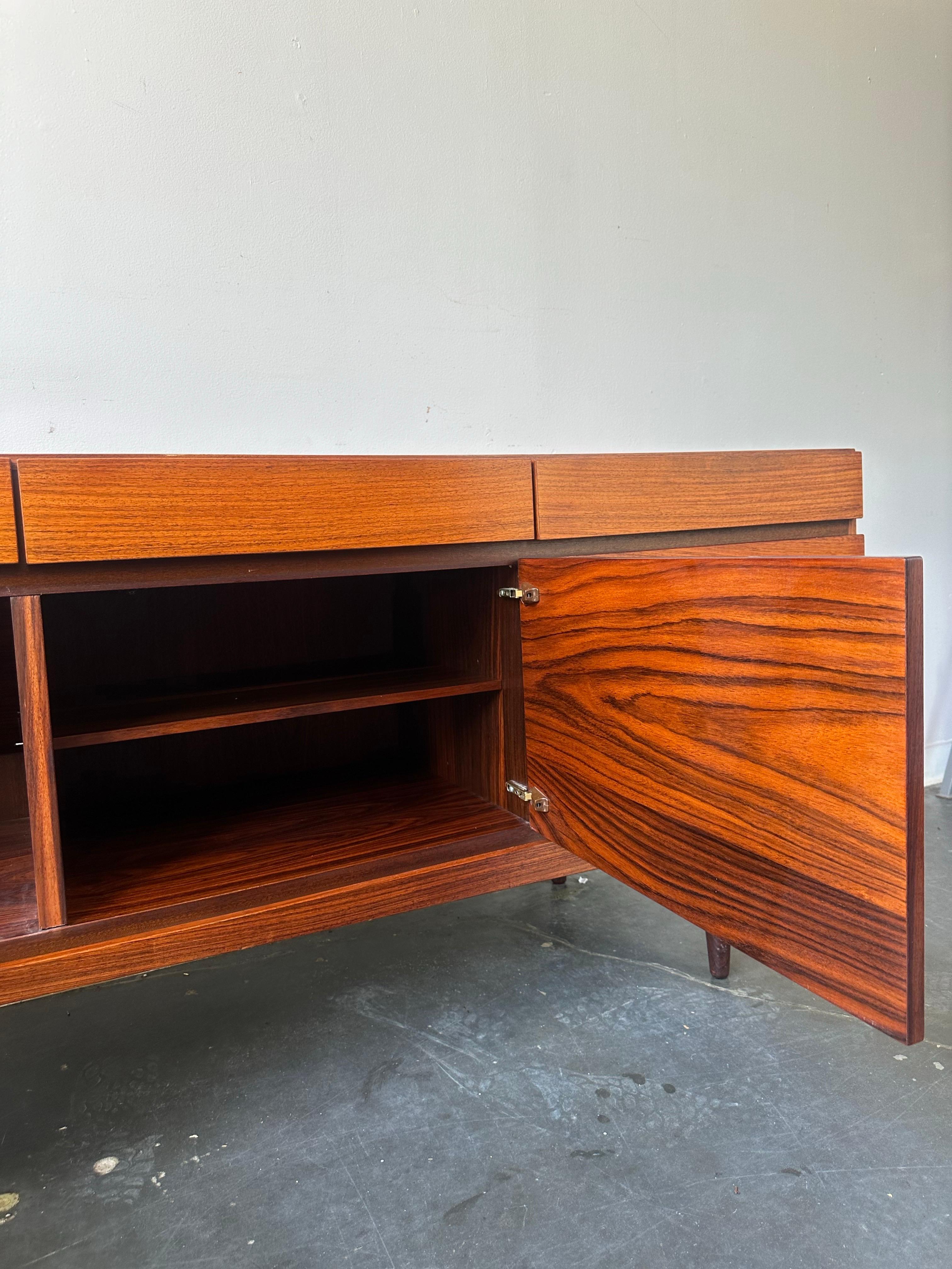 Credenza danesa moderna de palisandro de mediados de siglo FA66 de Ib Kofod-Larsen en venta 2
