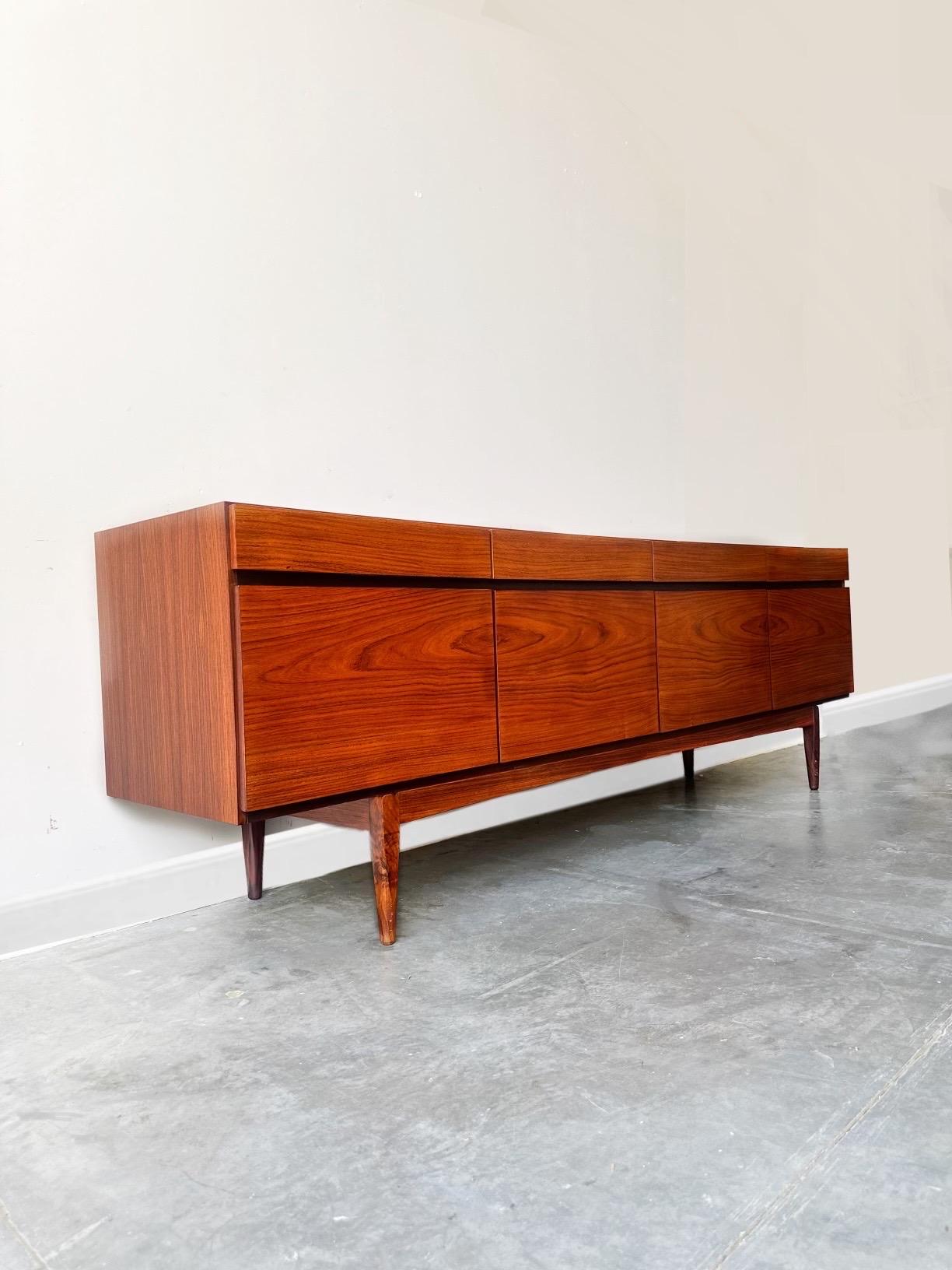 Credenza danesa moderna de palisandro de mediados de siglo FA66 de Ib Kofod-Larsen en venta 3