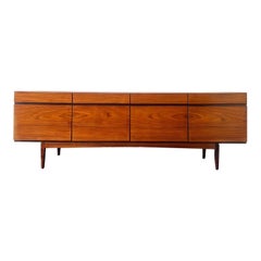 Credenza danesa moderna de palisandro de mediados de siglo FA66 de Ib Kofod-Larsen